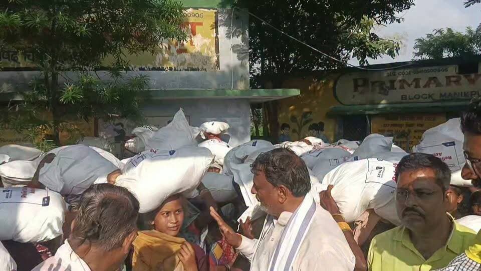 बाढ़ प्रभावित गांवों में पहुंची सेवा इंटरनेशनल और कोटक महिंद्रा बैंक की राहत टीम
-मध्य प्रदेश एवं उत्तर प्रदेश क्षेत्र वाले चित्रकूट के बाढ़ प्रभावित गांवों में पहुंचकर जरूरतमंद परिवारों को वितरित की राहत सामग्री
चित्रकूट। मंदाकिनी नदी में आई बाढ़ और लगातार बारिश से प्रभावित मध्य प्रदेश क्षेत्र के चित्रकूट के ग्रामीण इलाकों में राहत अभियान तेज हो गया है। सेवा इंटरनेशनल एवं कोटक महिंद्रा बैंक के सहयोग से राहत सामग्री लेकर टीम बाढ़ प्रभावित गांवों में पहुंची और जरूरतमंद परिवारों के बीच राहत सामग्री का वितरण किया। खास बात यह रही कि अब तक जहां तक अभी प्रशासन की नजर नहीं गई वहां सेवा इंटरनेशनल की टीम/ कार्यकर्ता राहत सामग्री के साथ पहुंचकर खाद्य सामग्री वितरित की।
राहत टीम ने उत्तर प्रदेश क्षेत्र के बाढ़ प्रभावित गांव इटवा डुडैला डुडौली,छोटी पाटिन बड़ी पाटिन बरगहा इसके अलावा मध्य प्रदेश क्षेत्र के पिंडरा कोलान, बरुआ कोलान, बरुआ डांडी कोलान, लोखरिया कोलान, खेर बेलहा कोलान, पिडारा सहित आसपास के प्रभावित गांवों में पहुंचकर ग्रामीणों का हाल जाना और आवश्यक राहत सामग्री उपलब्ध कराई। बाढ़ के कारण प्रभावित परिवारों के सामने भोजन, दैनिक जरूरतों और घरेलू सामान की समस्या को देखते हुए राहत सामग्री का वितरण किया गया।
इस दौरान राहत सामग्री वितरण समिति के जिला समन्वयक एवं समाजसेवी डॉ. संतोष मिश्रा, शंकर यादव, सेवा इंटरनेशनल के मनोज बेंजवाल, सूर्यकांत, विवेक पंत, मनवर रावत, ब्लॉक प्रमुख मानिकपुर अरविंद रलिहा, समाजसेवी संत कुमार त्रिपाठी, अरुण मिश्रा, विनय प्रधान, विश्वनाथ त्रिपाठी, कार्तिकेय द्विवेदी, दुर्गेश त्रिपाठी, शिवनारायण जी, सत्येंद्र त्रिपाठी, बसंत लाल द्विवेदी, आदित्य नारायण धुर्वे समेत कई लोग मौजूद रहे।
इसके अलावा मझगवां थाना अध्यक्ष, पिंड्रा के सरपंच सरमनियां, सचिव उदय प्रताप सिंह, कोदूलाल वर्मा, राम अवतार, दादा हीरालाल पांडेय, डुडौली के राकेश पांडेय सहित स्थानीय जनप्रतिनिधि, समाजसेवी और ग्रामीण राहत अभियान में शामिल स्वयंसेवक मौजूद रहे।
राहत टीम के गांवों में पहुंचने से बाढ़ प्रभावित परिवारों को काफी सहारा मिला। ग्रामीणों ने संकट की घड़ी में राहत सामग्री उपलब्ध कराने के लिए सेवा इंटरनेशनल एवं कोटक महिंद्रा बैंक सहित अभियान से जुड़े सभी लोगों का आभार जताया।
बाढ़ प्रभावित क्षेत्रों में राहत कार्यों के साथ-साथ ग्रामीणों ने प्रशासन से स्थायी जल निकासी, सुरक्षित आवास और भविष्य में बाढ़ से बचाव के ठोस इंतजाम किए जाने की भी मांग की है।