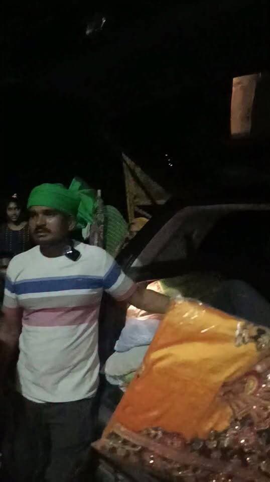 चित्रकूट में आई भीषण बाढ़ ने भले ही हजारों परिवारों की जिंदगी को प्रभावित किया हो, लेकिन इस मुश्किल घड़ी में समाजसेवियों की मदद लगातार पीड़ित परिवारों तक पहुंच रही है।
राहत का मतलब सिर्फ राशन और जरूरी सामान ही नहीं, बल्कि त्योहारों की खुशियां बांटना भी है।
इसी मानवीय पहल की तस्वीर सामने आई है चित्रकूट जिले के पहाड़ी ब्लॉक के नहरा ग्राम पंचायत के रामपुर गांव से, जहां समाजसेवी कुमकुम उपाध्याय ने आने वाले तीज व्रत पर्व को देखते हुए दो सैकड़ा से अधिक बाढ़ प्रभावित महिलाओं बालिकाओं के पैर छूकर कपड़े साड़ियों का वितरण किया।
बाढ़ की त्रासदी झेल रहे इन परिवारों के बीच जब साड़ियां पहुंचीं तो महिलाओं के चेहरों पर खुशी दिखाई दी। महिलाओं ने इस मदद के लिए कुमकुम उपाध्याय का आभार जताया।
स्थानीय लोगों का कहना है कि संकट की घड़ी में इस तरह की पहल न सिर्फ जरूरतमंदों की मदद करती है, बल्कि उनके भीतर उम्मीद और अपनापन भी जगाती है।
फिलहाल, बाढ़ के बाद राहत और सेवा का सिलसिला जारी है और समाजसेवियों की ऐसी पहल निश्चित तौर पर मानवीय संवेदना और सामाजिक जिम्मेदारी की मिसाल पेश कर रही है।