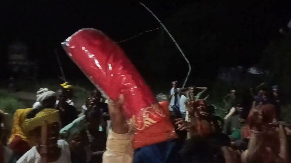 चित्रकूट में आई भीषण बाढ़ ने भले ही हजारों परिवारों की जिंदगी को प्रभावित किया हो, लेकिन इस मुश्किल घड़ी में समाजसेवियों की मदद लगातार पीड़ित परिवारों तक पहुंच रही है।
राहत का मतलब सिर्फ राशन और जरूरी सामान ही नहीं, बल्कि त्योहारों की खुशियां बांटना भी है।
इसी मानवीय पहल की तस्वीर सामने आई है चित्रकूट जिले के पहाड़ी ब्लॉक के नहरा ग्राम पंचायत के रामपुर गांव से, जहां समाजसेवी कुमकुम उपाध्याय ने आने वाले तीज व्रत पर्व को देखते हुए दो सैकड़ा से अधिक बाढ़ प्रभावित महिलाओं बालिकाओं के पैर छूकर कपड़े साड़ियों का वितरण किया।
बाढ़ की त्रासदी झेल रहे इन परिवारों के बीच जब साड़ियां पहुंचीं तो महिलाओं के चेहरों पर खुशी दिखाई दी। महिलाओं ने इस मदद के लिए कुमकुम उपाध्याय का आभार जताया।
स्थानीय लोगों का कहना है कि संकट की घड़ी में इस तरह की पहल न सिर्फ जरूरतमंदों की मदद करती है, बल्कि उनके भीतर उम्मीद और अपनापन भी जगाती है।
फिलहाल, बाढ़ के बाद राहत और सेवा का सिलसिला जारी है और समाजसेवियों की ऐसी पहल निश्चित तौर पर मानवीय संवेदना और सामाजिक जिम्मेदारी की मिसाल पेश कर रही है।