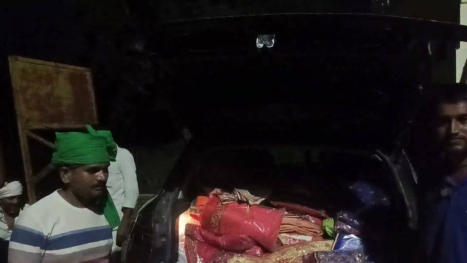 चित्रकूट में आई भीषण बाढ़ ने भले ही हजारों परिवारों की जिंदगी को प्रभावित किया हो, लेकिन इस मुश्किल घड़ी में समाजसेवियों की मदद लगातार पीड़ित परिवारों तक पहुंच रही है।
राहत का मतलब सिर्फ राशन और जरूरी सामान ही नहीं, बल्कि त्योहारों की खुशियां बांटना भी है।
इसी मानवीय पहल की तस्वीर सामने आई है चित्रकूट जिले के पहाड़ी ब्लॉक के नहरा ग्राम पंचायत के रामपुर गांव से, जहां समाजसेवी कुमकुम उपाध्याय ने आने वाले तीज व्रत पर्व को देखते हुए दो सैकड़ा से अधिक बाढ़ प्रभावित महिलाओं बालिकाओं के पैर छूकर कपड़े साड़ियों का वितरण किया।
बाढ़ की त्रासदी झेल रहे इन परिवारों के बीच जब साड़ियां पहुंचीं तो महिलाओं के चेहरों पर खुशी दिखाई दी। महिलाओं ने इस मदद के लिए कुमकुम उपाध्याय का आभार जताया।
स्थानीय लोगों का कहना है कि संकट की घड़ी में इस तरह की पहल न सिर्फ जरूरतमंदों की मदद करती है, बल्कि उनके भीतर उम्मीद और अपनापन भी जगाती है।
फिलहाल, बाढ़ के बाद राहत और सेवा का सिलसिला जारी है और समाजसेवियों की ऐसी पहल निश्चित तौर पर मानवीय संवेदना और सामाजिक जिम्मेदारी की मिसाल पेश कर रही है।