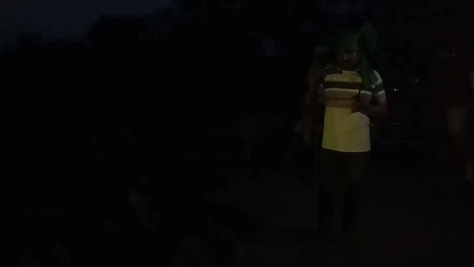 चित्रकूट में आई भीषण बाढ़ ने भले ही हजारों परिवारों की जिंदगी को प्रभावित किया हो, लेकिन इस मुश्किल घड़ी में समाजसेवियों की मदद लगातार पीड़ित परिवारों तक पहुंच रही है।
राहत का मतलब सिर्फ राशन और जरूरी सामान ही नहीं, बल्कि त्योहारों की खुशियां बांटना भी है।
इसी मानवीय पहल की तस्वीर सामने आई है चित्रकूट जिले के पहाड़ी ब्लॉक के नहरा ग्राम पंचायत के रामपुर गांव से, जहां समाजसेवी कुमकुम उपाध्याय ने आने वाले तीज व्रत पर्व को देखते हुए दो सैकड़ा से अधिक बाढ़ प्रभावित महिलाओं बालिकाओं के पैर छूकर कपड़े साड़ियों का वितरण किया।
बाढ़ की त्रासदी झेल रहे इन परिवारों के बीच जब साड़ियां पहुंचीं तो महिलाओं के चेहरों पर खुशी दिखाई दी। महिलाओं ने इस मदद के लिए कुमकुम उपाध्याय का आभार जताया।
स्थानीय लोगों का कहना है कि संकट की घड़ी में इस तरह की पहल न सिर्फ जरूरतमंदों की मदद करती है, बल्कि उनके भीतर उम्मीद और अपनापन भी जगाती है।
फिलहाल, बाढ़ के बाद राहत और सेवा का सिलसिला जारी है और समाजसेवियों की ऐसी पहल निश्चित तौर पर मानवीय संवेदना और सामाजिक जिम्मेदारी की मिसाल पेश कर रही है।