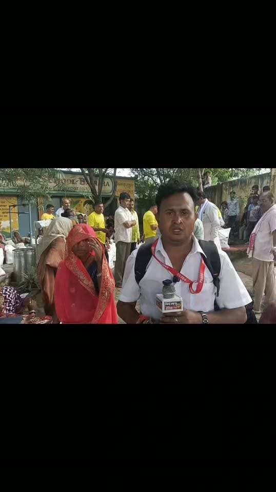 बाढ़ प्रभावित गांवों में पहुंची सेवा इंटरनेशनल और कोटक महिंद्रा बैंक की राहत टीम
-मध्य प्रदेश एवं उत्तर प्रदेश क्षेत्र वाले चित्रकूट के बाढ़ प्रभावित गांवों में पहुंचकर जरूरतमंद परिवारों को वितरित की राहत सामग्री
चित्रकूट। मंदाकिनी नदी में आई बाढ़ और लगातार बारिश से प्रभावित मध्य प्रदेश क्षेत्र के चित्रकूट के ग्रामीण इलाकों में राहत अभियान तेज हो गया है। सेवा इंटरनेशनल एवं कोटक महिंद्रा बैंक के सहयोग से राहत सामग्री लेकर टीम बाढ़ प्रभावित गांवों में पहुंची और जरूरतमंद परिवारों के बीच राहत सामग्री का वितरण किया। खास बात यह रही कि अब तक जहां तक अभी प्रशासन की नजर नहीं गई वहां सेवा इंटरनेशनल की टीम/ कार्यकर्ता राहत सामग्री के साथ पहुंचकर खाद्य सामग्री वितरित की।
राहत टीम ने उत्तर प्रदेश क्षेत्र के बाढ़ प्रभावित गांव इटवा डुडैला डुडौली,छोटी पाटिन बड़ी पाटिन बरगहा इसके अलावा मध्य प्रदेश क्षेत्र के पिंडरा कोलान, बरुआ कोलान, बरुआ डांडी कोलान, लोखरिया कोलान, खेर बेलहा कोलान, पिडारा सहित आसपास के प्रभावित गांवों में पहुंचकर ग्रामीणों का हाल जाना और आवश्यक राहत सामग्री उपलब्ध कराई। बाढ़ के कारण प्रभावित परिवारों के सामने भोजन, दैनिक जरूरतों और घरेलू सामान की समस्या को देखते हुए राहत सामग्री का वितरण किया गया।
इस दौरान राहत सामग्री वितरण समिति के जिला समन्वयक एवं समाजसेवी डॉ. संतोष मिश्रा, शंकर यादव, सेवा इंटरनेशनल के मनोज बेंजवाल, सूर्यकांत, विवेक पंत, मनवर रावत, ब्लॉक प्रमुख मानिकपुर अरविंद रलिहा, समाजसेवी संत कुमार त्रिपाठी, अरुण मिश्रा, विनय प्रधान, विश्वनाथ त्रिपाठी, कार्तिकेय द्विवेदी, दुर्गेश त्रिपाठी, शिवनारायण जी, सत्येंद्र त्रिपाठी, बसंत लाल द्विवेदी, आदित्य नारायण धुर्वे समेत कई लोग मौजूद रहे।
इसके अलावा मझगवां थाना अध्यक्ष, पिंड्रा के सरपंच सरमनियां, सचिव उदय प्रताप सिंह, कोदूलाल वर्मा, राम अवतार, दादा हीरालाल पांडेय, डुडौली के राकेश पांडेय सहित स्थानीय जनप्रतिनिधि, समाजसेवी और ग्रामीण राहत अभियान में शामिल स्वयंसेवक मौजूद रहे।
राहत टीम के गांवों में पहुंचने से बाढ़ प्रभावित परिवारों को काफी सहारा मिला। ग्रामीणों ने संकट की घड़ी में राहत सामग्री उपलब्ध कराने के लिए सेवा इंटरनेशनल एवं कोटक महिंद्रा बैंक सहित अभियान से जुड़े सभी लोगों का आभार जताया।
बाढ़ प्रभावित क्षेत्रों में राहत कार्यों के साथ-साथ ग्रामीणों ने प्रशासन से स्थायी जल निकासी, सुरक्षित आवास और भविष्य में बाढ़ से बचाव के ठोस इंतजाम किए जाने की भी मांग की है।
