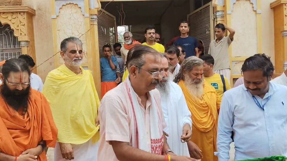 बाढ़ प्रभावित गांवों में पहुंची सेवा इंटरनेशनल और कोटक महिंद्रा बैंक की राहत टीम
-मध्य प्रदेश एवं उत्तर प्रदेश क्षेत्र वाले चित्रकूट के बाढ़ प्रभावित गांवों में पहुंचकर जरूरतमंद परिवारों को वितरित की राहत सामग्री
चित्रकूट। मंदाकिनी नदी में आई बाढ़ और लगातार बारिश से प्रभावित मध्य प्रदेश क्षेत्र के चित्रकूट के ग्रामीण इलाकों में राहत अभियान तेज हो गया है। सेवा इंटरनेशनल एवं कोटक महिंद्रा बैंक के सहयोग से राहत सामग्री लेकर टीम बाढ़ प्रभावित गांवों में पहुंची और जरूरतमंद परिवारों के बीच राहत सामग्री का वितरण किया। खास बात यह रही कि अब तक जहां तक अभी प्रशासन की नजर नहीं गई वहां सेवा इंटरनेशनल की टीम/ कार्यकर्ता राहत सामग्री के साथ पहुंचकर खाद्य सामग्री वितरित की।
राहत टीम ने उत्तर प्रदेश क्षेत्र के बाढ़ प्रभावित गांव इटवा डुडैला डुडौली,छोटी पाटिन बड़ी पाटिन बरगहा इसके अलावा मध्य प्रदेश क्षेत्र के पिंडरा कोलान, बरुआ कोलान, बरुआ डांडी कोलान, लोखरिया कोलान, खेर बेलहा कोलान, पिडारा सहित आसपास के प्रभावित गांवों में पहुंचकर ग्रामीणों का हाल जाना और आवश्यक राहत सामग्री उपलब्ध कराई। बाढ़ के कारण प्रभावित परिवारों के सामने भोजन, दैनिक जरूरतों और घरेलू सामान की समस्या को देखते हुए राहत सामग्री का वितरण किया गया।
इस दौरान राहत सामग्री वितरण समिति के जिला समन्वयक एवं समाजसेवी डॉ. संतोष मिश्रा, शंकर यादव, सेवा इंटरनेशनल के मनोज बेंजवाल, सूर्यकांत, विवेक पंत, मनवर रावत, ब्लॉक प्रमुख मानिकपुर अरविंद रलिहा, समाजसेवी संत कुमार त्रिपाठी, अरुण मिश्रा, विनय प्रधान, विश्वनाथ त्रिपाठी, कार्तिकेय द्विवेदी, दुर्गेश त्रिपाठी, शिवनारायण जी, सत्येंद्र त्रिपाठी, बसंत लाल द्विवेदी, आदित्य नारायण धुर्वे समेत कई लोग मौजूद रहे।
इसके अलावा मझगवां थाना अध्यक्ष, पिंड्रा के सरपंच सरमनियां, सचिव उदय प्रताप सिंह, कोदूलाल वर्मा, राम अवतार, दादा हीरालाल पांडेय, डुडौली के राकेश पांडेय सहित स्थानीय जनप्रतिनिधि, समाजसेवी और ग्रामीण राहत अभियान में शामिल स्वयंसेवक मौजूद रहे।
राहत टीम के गांवों में पहुंचने से बाढ़ प्रभावित परिवारों को काफी सहारा मिला। ग्रामीणों ने संकट की घड़ी में राहत सामग्री उपलब्ध कराने के लिए सेवा इंटरनेशनल एवं कोटक महिंद्रा बैंक सहित अभियान से जुड़े सभी लोगों का आभार जताया।
बाढ़ प्रभावित क्षेत्रों में राहत कार्यों के साथ-साथ ग्रामीणों ने प्रशासन से स्थायी जल निकासी, सुरक्षित आवास और भविष्य में बाढ़ से बचाव के ठोस इंतजाम किए जाने की भी मांग की है।