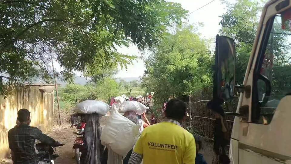 बाढ़ प्रभावित गांवों में पहुंची सेवा इंटरनेशनल और कोटक महिंद्रा बैंक की राहत टीम
-मध्य प्रदेश एवं उत्तर प्रदेश क्षेत्र वाले चित्रकूट के बाढ़ प्रभावित गांवों में पहुंचकर जरूरतमंद परिवारों को वितरित की राहत सामग्री
चित्रकूट। मंदाकिनी नदी में आई बाढ़ और लगातार बारिश से प्रभावित मध्य प्रदेश क्षेत्र के चित्रकूट के ग्रामीण इलाकों में राहत अभियान तेज हो गया है। सेवा इंटरनेशनल एवं कोटक महिंद्रा बैंक के सहयोग से राहत सामग्री लेकर टीम बाढ़ प्रभावित गांवों में पहुंची और जरूरतमंद परिवारों के बीच राहत सामग्री का वितरण किया। खास बात यह रही कि अब तक जहां तक अभी प्रशासन की नजर नहीं गई वहां सेवा इंटरनेशनल की टीम/ कार्यकर्ता राहत सामग्री के साथ पहुंचकर खाद्य सामग्री वितरित की।
राहत टीम ने उत्तर प्रदेश क्षेत्र के बाढ़ प्रभावित गांव इटवा डुडैला डुडौली,छोटी पाटिन बड़ी पाटिन बरगहा इसके अलावा मध्य प्रदेश क्षेत्र के पिंडरा कोलान, बरुआ कोलान, बरुआ डांडी कोलान, लोखरिया कोलान, खेर बेलहा कोलान, पिडारा सहित आसपास के प्रभावित गांवों में पहुंचकर ग्रामीणों का हाल जाना और आवश्यक राहत सामग्री उपलब्ध कराई। बाढ़ के कारण प्रभावित परिवारों के सामने भोजन, दैनिक जरूरतों और घरेलू सामान की समस्या को देखते हुए राहत सामग्री का वितरण किया गया।
इस दौरान राहत सामग्री वितरण समिति के जिला समन्वयक एवं समाजसेवी डॉ. संतोष मिश्रा, शंकर यादव, सेवा इंटरनेशनल के मनोज बेंजवाल, सूर्यकांत, विवेक पंत, मनवर रावत, ब्लॉक प्रमुख मानिकपुर अरविंद रलिहा, समाजसेवी संत कुमार त्रिपाठी, अरुण मिश्रा, विनय प्रधान, विश्वनाथ त्रिपाठी, कार्तिकेय द्विवेदी, दुर्गेश त्रिपाठी, शिवनारायण जी, सत्येंद्र त्रिपाठी, बसंत लाल द्विवेदी, आदित्य नारायण धुर्वे समेत कई लोग मौजूद रहे।
इसके अलावा मझगवां थाना अध्यक्ष, पिंड्रा के सरपंच सरमनियां, सचिव उदय प्रताप सिंह, कोदूलाल वर्मा, राम अवतार, दादा हीरालाल पांडेय, डुडौली के राकेश पांडेय सहित स्थानीय जनप्रतिनिधि, समाजसेवी और ग्रामीण राहत अभियान में शामिल स्वयंसेवक मौजूद रहे।
राहत टीम के गांवों में पहुंचने से बाढ़ प्रभावित परिवारों को काफी सहारा मिला। ग्रामीणों ने संकट की घड़ी में राहत सामग्री उपलब्ध कराने के लिए सेवा इंटरनेशनल एवं कोटक महिंद्रा बैंक सहित अभियान से जुड़े सभी लोगों का आभार जताया।
बाढ़ प्रभावित क्षेत्रों में राहत कार्यों के साथ-साथ ग्रामीणों ने प्रशासन से स्थायी जल निकासी, सुरक्षित आवास और भविष्य में बाढ़ से बचाव के ठोस इंतजाम किए जाने की भी मांग की है।