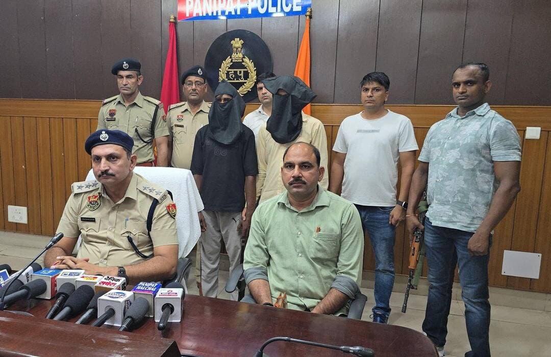 पानीपत पुलिस
12 सितंबर 2026
*युवक के अपहरण व लूट की वारदात का महज 24 घंटे के भीतर पर्दाफाश, 2 आरोपी गिरफ्तार*
*वारदात की सूचना मिलते ही पुलिस ने 20 से अधिक सीसीटीवी कैमरों की फुटेज खंगाली, फुटेज में मिले अहम सुराग की मदद से आरोपियों तक पहुंची पुलिस*
पानीपत, 12 सितंबर ( ) थाना बापौली क्षेत्र में बाइक सवार युवक के अपहरण कर बाइक व मोबाइल फोन लूटने की वारदात का पानीपत पुलिस ने महज 24 घंटे के भीतर पर्दाफाश कर दो आरोपियों को गिरफ्तार करने में सफलता हासिल की है। आरोपियों की पहचान गांव हथवाला निवासी रिहान व विकास के रूप में हुई है।
उप पुलिस अधीक्षक मुख्यालय विकास कुमार ने शनिवार को जिला सचिवालय स्थित पुलिस विभाग के सभागार में प्रेसवार्ता के दौरान बताया कि थाना बापौली में गांव मच्छरौली हाल निवासी तुगाना जिला बागपत यूपी निवासी प्रदीप पुत्र कृष्ण ने पुलिस को दी शिकायत में बताया था कि उसकी गन्नौर में दुकान है। वह 9 सितंबर की रात करीब 9 बजे दुकान बंद कर बाइक से घर लौट रहा था। करीब 10 बजे रास्ते में यमुना खोजकीपुर पुल पर चढ़ते समय उसे सामने तीन अज्ञात युवक खड़े दिखाई दिए। युवकों के इशारा करने पर उसने बाइक रोक ली।
इसके बाद युवकों ने उसकी जेब से मोबाइल फोन निकाल लिया और उसे जबरन बाइक पर बैठाकर खोजकीपुर कच्चे बांध की तरफ ले जाने लगे। उनके दो अन्य साथी भी पीछे अपनी बाइक पर चल रहे थे। रास्ते में बाइक की गति धीमी होते ही वह बाइक से कूद गया। इसके बाद आरोपी उसकी बाइक व मोबाइल फोन लेकर मौके से फरार हो गए। थाना बापौली में प्रदीप की शिकायत पर अपहरण व लूट सहित संबंधित धाराओं के तहत अभियोग दर्ज कर पुलिस ने जांच शुरू करते हुए आरोपियों की धरपकड़ के प्रयास शुरू कर दिए थे।
उप पुलिस अधीक्षक विकास कुमार ने बताया कि मामले की गंभीरता को देखते हुए मामले की जांच व आरोपियों की धरपकड़ की जिम्मेदारी सीआईए वन प्रभारी इंस्पेक्टर विरेंद्र की टीम को सौंपी गई। पुलिस टीम ने वारदात से जुड़े संभावित मार्गों व आसपास के क्षेत्र में लगे 20 से अधिक सीसीटीवी कैमरों की फुटेज खंगाली, फुटेज में अहम सुराग मिले।
पुलिस टीम ने अपने सभी सोर्स सक्रिय किए और शुक्रवार देर शाम मिली गुप्त सूचना के आधार पर दबिश देकर गांव हथवाला निवासी रिहान पुत्र मोमिन व विकास पुत्र महमूदीन को हथवाला अड्डा से गिरफ्तार किया। प्रारंभिक पूछताछ में दोनों आरोपियों ने अपने एक फरार साथी के साथ मिलकर उक्त वारदात को अंजाम देना स्वीकार किया। पूछताछ में आरोपियों ने बताया कि वे दोनों तथा उनका फरार साथी आरोपी नशा करने के आदी हैं। नशे की लत पूरी करने और शॉर्टकट तरीके से पैसे कमाने के लिए तीनों ने मिलकर उक्त वारदात को अंजाम दिया।
पुलिस ने दोनों आरोपियों को शनिवार को माननीय न्यायालय में पेश किया जहां से उन्हें 2 दिन के पुलिस रिमांड पर लिया गया। रिमांड के दौरान पुलिस आरोपियों से गहनता से पूछताछ कर लूटी गई बाइक व मोबाइल फोन बरामद करने तथा वारदात में शामिल फरार आरोपी के ठिकानों का पता लगाकर उसे काबू करने का प्रयास करेगी।