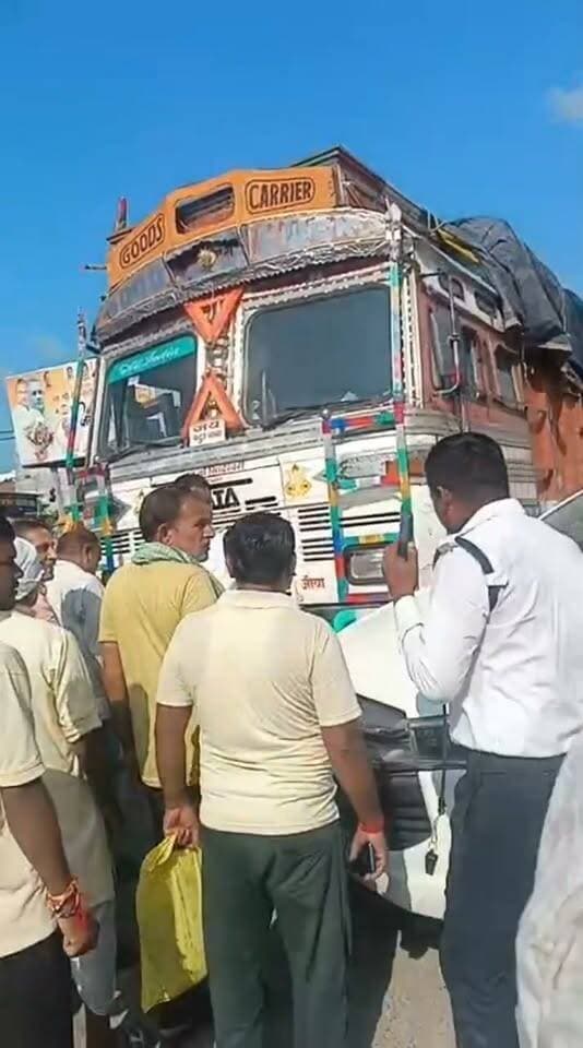 पूर्व विधायक रामदर्शन यादव की गाड़ी को मऊ आजमगढ़ हाइवे पर सठियांव चौराहे पर ट्रक ने मारी टक्कर, बाल बाल बचे कार सवार लोग, पुलिस कार्रवाई में जुटी रही