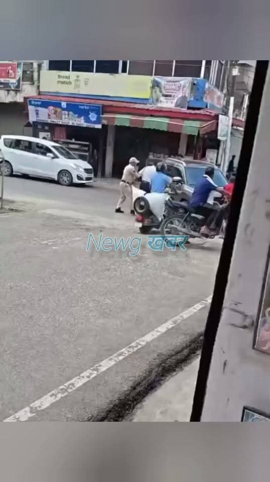 उना जिला के दौलतपुर में पुलिस नाका तोड़कर भागी ब्रेजा कार, लोगों को कुचलने की कोशिश का आरोप, वीडियो वायरल