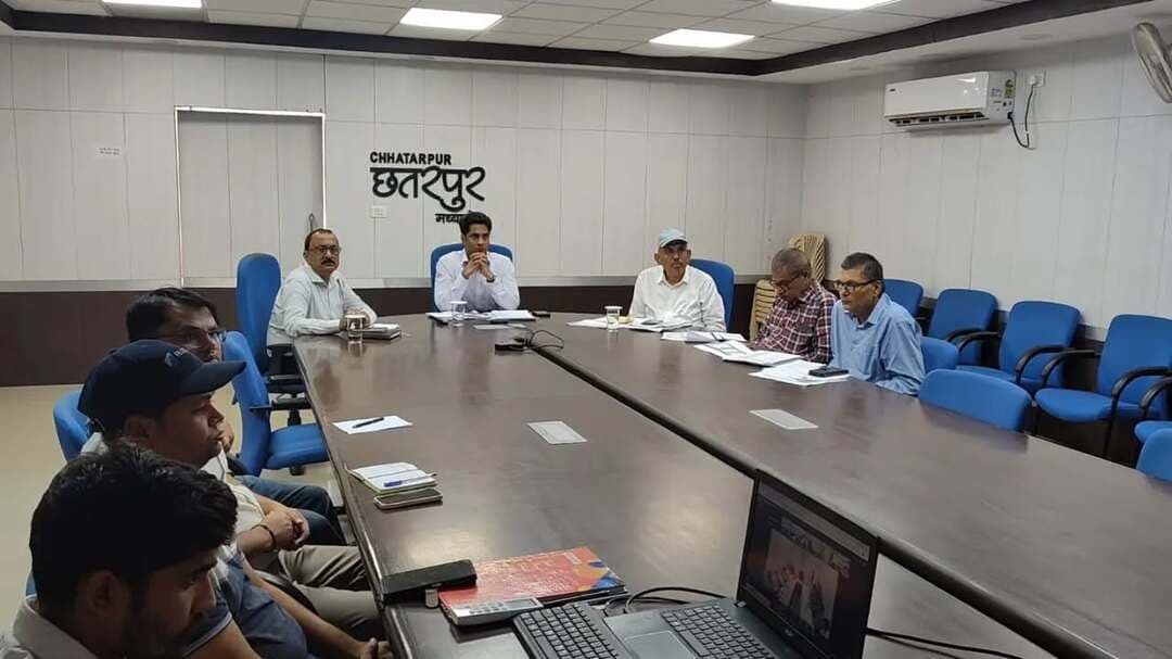 संभागायुक्त ने की सेवा संकल्प एवं स्वामित्व अधिकार अभिलेख अभियान की तैयारियों की वर्चुअली समीक्षा
17 सितम्बर को खजुराहो में जलेंगे एक लाख दीये, जिले में तीन लाख दीपों से होगा सेवा संकल्प का शुभारंभ
स्वामित्व योजना के भू-स्वामियों की ई-केवायसी प्राथमिकता से पूर्ण कराने के निर्देश
स्वामित्व अधिकार अभिलेख अभियान में भू-स्वामियों को मिलेगी निःशुल्क रजिस्ट्री
जिलों में आबकारी टीम द्वारा अवैध शराब के विरुद्ध चलाएं विशेष अभियान : संभागायुक्त श्री कुमार
सागर संभाग आयुक्त श्री दिलीप कुमार ने 17 सितम्बर से प्रारंभ होने वाले सेवा संकल्प अभियान एवं स्वामित्व अधिकार अभिलेख निष्पादन एवं पंजीयन अभियान की तैयारियों की वर्चुअली समीक्षा की। इस दौरान छतरपुर जिले से कलेक्टर श्री मृणाल मीना, जिला पंचायत सीईओ श्री नमः शिवाय अरजरिया, एडीएम श्री विनय द्विवेदी सहित अन्य अधिकारी एनआईसी कक्ष से जुड़े।
संभागायुक्त श्री कुमार ने कहा कि दोनों अभियानों का प्रभावी क्रियान्वयन सुनिश्चित करने के लिए प्रभारी मंत्री, जनप्रतिनिधियों, अधिकारियों, एनजीओ एवं स्कूल प्राचार्यों के साथ बैठक कर आवश्यक तैयारियां समय पर पूर्ण करें। उन्होंने जिला अधिकारियों के साथ दिनवार गतिविधियों की कार्ययोजना तैयार कर अभियान का कैलेंडर प्रकाशित करने के निर्देश दिए।
सेवा संकल्प अभियान के शुभारंभ अवसर पर 17 सितम्बर को ‘आशीर्वाद का दीया’ कार्यक्रम आयोजित किया जाएगा। कलेक्टर श्री मीना ने बताया कि खजुराहो के पश्चिमी मंदिर समूह परिसर में एक लाख दीये जलाए जाएंगे। जिले के सभी ब्लॉकों में विभिन्न गतिविधियों के माध्यम से कुल तीन लाख दीये जलाने की तैयारियां की जा रही हैं।
उन्होंने बताया कि केन-बेतवा लिंक परियोजना के डैम एवं नहर निर्माण स्थलों पर बड़ी संख्या में दीये जलाकर ‘सेवा का दीया’ कार्यक्रम आयोजित किया जाएगा। परियोजना से प्रभावित ग्रामों में कलश यात्राएं निकालकर ग्रामीणों को केन-बेतवा लिंक परियोजना से मिलने वाले सिंचाई, बिजली सहित अन्य लाभों की जानकारी दी जाएगी। साथ ही बड़नगर से वाराणसी यात्रा की आवश्यक तैयारियां भी की जा रही हैं।
‘सेवा मेरा योगदान’ में होंगी 25 गतिविधियां
संभागायुक्त ने ‘सेवा मेरा योगदान’ के अंतर्गत विभिन्न ब्लॉकों में 25 गतिविधियां आयोजित करने के निर्देश दिए। उन्होंने सेवा शिविरों में हितग्राहियों को शासकीय योजनाओं का लाभ देने के साथ ही योजनाओं का व्यापक प्रचार-प्रसार करने को कहा। उन्होंने देशव्यापी रंगोली निर्माण कार्यक्रम को ‘विकसित भारत’ की थीम के साथ स्थानीय परिस्थितियों एवं जिले की विशेषताओं के अनुरूप आयोजित करने तथा ब्लॉक स्तर पर सेवा शिविरों में स्थानीय लोगों की सहभागिता सुनिश्चित करने के निर्देश दिए।
स्वामित्व योजना में लंबित ई-केवायसी प्राथमिकता से कराएं
संभागायुक्त दिलीप कुमार ने स्वामित्व अधिकार अभिलेख निष्पादन एवं पंजीयन अभियान की भी विस्तृत समीक्षा की। कलेक्टर मृणाल मीना ने बताया कि जिले में अभियान से संबंधित प्रशिक्षण पूर्ण हो चुका है। रजिस्ट्री कार्य के लिए अतिरिक्त उप पंजीयक की आवश्यकता को देखते हुए प्रस्ताव भेजा गया है। उन्होंने डीएससी इश्यू सहित ई-केवायसी से संबंधित प्रगति की जानकारी भी दी।
संभागायुक्त ने निर्देश दिए कि स्वामित्व योजना के सभी पात्र भू-स्वामियों की ई-केवायसी प्राथमिकता से पूर्ण कराई जाए, ताकि अभियान के दौरान रजिस्ट्री का कार्य सुचारू रूप से किया जा सके। उन्होंने स्पष्ट किया कि आबादी भूमि के पट्टाधारकों की ही रजिस्ट्री की जानी है, इसका व्यापक प्रचार-प्रसार कर लोगों को जानकारी दी जाए।
अभिलेखों में सुधार के बाद ई-केवायसी पश्चात कराई जाएं रजिस्ट्री
उन्होंने निर्देशित किया कि जिन अभिलेखों में भूमि स्वामी के नाम के साथ ‘शासकीय’ शब्द अंकित है, उसमें आवश्यक सुधार कराकर तथा शासकीय शब्द विलोपित कराने के बाद ही ई-केवायसी की कार्यवाही की जाए। साथ ही सभी पटवारियों को प्रथम चरण में ग्राम पंचायतें अलॉट करने तथा अभियान का कैलेंडर प्रकाशित कराने के निर्देश दिए।
संभागायुक्त ने अभियान में जनप्रतिनिधियों की सहभागिता सुनिश्चित करने की बात कही। साथ ही सभी जिलों में आबकारी विभाग की टीम को अवैध शराब के विरुद्ध विशेष अभियान चलाने के निर्देश भी दिए।
CM Madhya Pradesh
Jansampark Madhya Pradesh Department Of Revenue, Madhya Pradesh Sagar Commissioner Collector Office Chattarpur
#chhatarpur