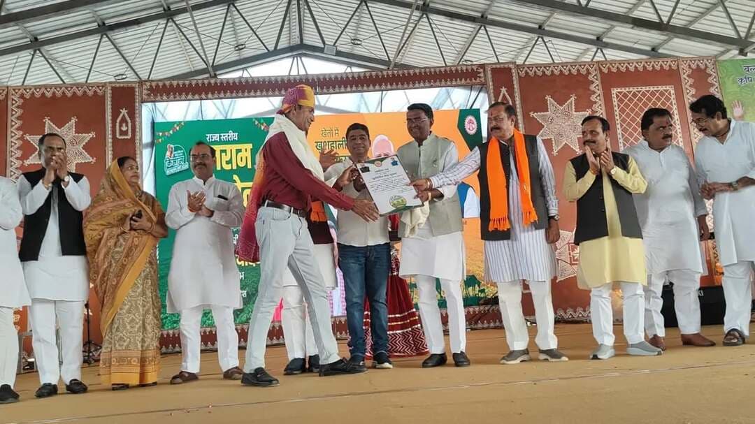 बुंदेलखंड वीरों और हीरों की धरती, केन-बेतवा परियोजना से किसानों को मिलेगा भरपूर सिंचाई का लाभ : मुख्यमंत्री Dr Mohan Yadav
मुख्यमंत्री बलराम कृषि महोत्सव में छतरपुर से वर्चुअली जुड़े, जिले के 5 प्रगतिशील किसानों से किया संवाद
कृषि के साथ पशुपालन, प्राकृतिक खेती एवं आधुनिक तकनीक अपनाकर आय बढ़ाने किसानों को किया प्रेरित
फिजूलखर्ची कम करने सामूहिक विवाह को बढ़ावा देने की अपील
वन एवं पर्यावरण राज्यमंत्री सहित जनप्रतिनिधियों ने प्रगतिशील किसानों और मेधावी विद्यार्थियों को किया सम्मानित
--------
प्रदेश के मुख्यमंत्री डॉ. मोहन यादव शनिवार को छतरपुर में आयोजित #बलराम_कृषि_महोत्सव से वर्चुअली जुड़े। इस दौरान उन्होंने जिले के 5 प्रगतिशील किसानों से संवाद करते हुए उनकी कृषि गतिविधियों, नवाचारों और आयवर्धन के प्रयासों की जानकारी ली। मुख्यमंत्री ने किसानों को आधुनिक तकनीक, उन्नत कृषि पद्धतियों, प्राकृतिक खेती और कृषि के साथ अन्य गतिविधियों को अपनाकर आय बढ़ाने के लिए प्रेरित किया।
मुख्यमंत्री डॉ. यादव ने कहा कि बुंदेलखंड वीरों और हीरों की धरती है। यहां की धरती में हीरा निकलता है और क्षेत्र के लोगों में भी परिश्रम, साहस एवं उद्यम की विशेष पहचान है। उन्होंने छतरपुर जिले में होने वाली पिपरमेंट की खेती का उल्लेख करते हुए जिले में पत्थर शिल्प एवं फर्नीचर के क्षेत्र में हो रहे कार्यों की गुणवत्ता की सराहना की।
मुख्यमंत्री ने कहा कि राज्य सरकार सभी वर्गों के कल्याण के लिए निरंतर कार्य कर रही है। किसानों की फार्मर आईडी तैयार की जा रही है तथा किसान सम्मान निधि सहित विभिन्न योजनाओं का लाभ किसानों तक पहुंचाया जा रहा है। उन्होंने कहा कि किसान तकनीकी प्रशिक्षण प्राप्त कर कृषि के साथ उद्यमिता की दिशा में आगे बढ़ रहे हैं। पशुपालन सहित अन्य गतिविधियों से भी किसानों की आय में वृद्धि हो रही है।
केन-बेतवा परियोजना से बुंदेलखंड के किसानों को मिलेगा सिंचाई का बड़ा लाभ
मुख्यमंत्री डॉ. यादव ने प्रधानमंत्री श्री Narendra Modi द्वारा प्रारंभ की गई केन-बेतवा लिंक परियोजना की सराहना करते हुए कहा कि इस महत्वाकांक्षी परियोजना से बुंदेलखंड सहित संबंधित क्षेत्रों के किसानों को सिंचाई का भरपूर लाभ मिलेगा। उन्होंने कहा कि सिंचाई की सुविधा बढ़ने से कृषि क्षेत्र को नई गति मिलेगी और किसानों की आर्थिक स्थिति मजबूत होगी।
मुख्यमंत्री ने आल्हा-ऊदल के प्रसंग का उल्लेख करते हुए बुंदेलखंड की वीरता और गौरवशाली परंपरा का वर्णन किया। उन्होंने किसानों एवं उपस्थित लोगों से सामाजिक आयोजनों में अनावश्यक खर्च कम करने तथा सामूहिक विवाह को बढ़ावा देने की अपील की।
5 प्रगतिशील किसानों से मुख्यमंत्री ने किया संवाद
मुख्यमंत्री डॉ. यादव ने वर्चुअल माध्यम से जिले के पांच प्रगतिशील किसानों से संवाद किया। नौगांव निवासी श्री सलीम खान ने जैविक एवं प्राकृतिक खेती, होलिस्टिक फार्मिंग और औषधीय फसलों के उत्पादन के संबंध में जानकारी दी। उन्होंने कृषि के साथ अन्य किसानों को भी प्राकृतिक खेती के लिए प्रोत्साहित करने की जानकारी मुख्यमंत्री को दी।
बिजावर निवासी कृषक श्री सौरभ भटनागर ने जैविक एवं प्राकृतिक खेती के साथ फसल एवं सब्जी उत्पादन तथा होलिस्टिक फार्मिंग के अंतर्गत मुर्गी पालन, मछली पालन एवं बतख पालन की गतिविधियों के बारे में बताया।
ग्राम सलैया की श्रीमती हब्बीबाई आदिवासी ने कोदो, कुटकी, रागी, बाजरा, ज्वार सहित अन्य लघु धान्य फसलों के उत्पादन, प्रोसेसिंग एवं बाजार में विक्रय की जानकारी दी।
ग्राम हतना निवासी श्री अनिल यादव ने कस्टम हायरिंग सेंटर की स्थापना के बारे में बताया। उन्होंने ट्रैक्टर सहित छह कृषि यंत्र खरीदे हैं, जिन्हें अन्य किसानों को किराए पर उपलब्ध कराया जाता है। इससे पिछले वर्ष उन्हें लगभग 5.50 लाख रुपये का मुनाफा प्राप्त हुआ।
लखनगुवां निवासी कृषक श्रीमती तुलसा कुशवाहा ने जैविक एवं प्राकृतिक खेती, फसल एवं सब्जी उत्पादन के साथ होलिस्टिक फार्मिंग के अंतर्गत मुर्गी पालन, मछली पालन एवं बतख पालन से हो रही आय की जानकारी मुख्यमंत्री को दी। इसके बाद मुख्यमंत्री डॉ. यादव ने जिले के विभिन्न जनप्रतिनिधियों से भी वर्चुअल संवाद किया।
कार्यक्रम का शुभारंभ जनप्रतिनिधियों द्वारा दीप प्रज्ज्वलन के साथ किया गया। इस अवसर पर वन एवं पर्यावरण राज्यमंत्री श्री Dilip Ahirwar, प्रशासक अपेक्स बैंक डॉ. महेंद्र सिंह यादव, प्रशासक सहकारिता श्री के.पी. सिंह, राजनगर विधायक श्री अरविंद पटेरिया, जिला पंचायत अध्यक्ष श्रीमती विद्या अग्निहोत्री सहित अन्य जनप्रतिनिधि, किसान मोर्चा एवं किसान संगठनों के पदाधिकारी तथा गणमान्य नागरिक उपस्थित रहे।
प्रशासनिक अधिकारियों में कलेक्टर श्री मृणाल मीना, जिला पंचायत सीईओ श्री नमः शिवाय अरजरिया, डीडीए श्री ए.के. मिश्रा सहित संबंधित विभागों के अधिकारी उपस्थित रहे।
10 प्रगतिशील किसान एवं मेधावी विद्यार्थियों का सम्मान
कार्यक्रम में वन एवं पर्यावरण राज्यमंत्री श्री दिलीप अहिरवार सहित अन्य जनप्रतिनिधियों द्वारा जिले के 10 प्रगतिशील किसानों को ‘कृषिमित्रं सदा शुभम्’ प्रशस्ति पत्र प्रदान कर सम्मानित किया गया।
साथ ही कृषक परिवारों के उन बच्चों को भी सम्मानित किया गया, जिन्होंने प्रावीण्य सूची में स्थान प्राप्त किया है। सम्मानित सभी 10 विद्यार्थी शासकीय उत्कृष्ट उच्चतर माध्यमिक विद्यालय क्रमांक-1 के कक्षा 10वीं एवं 12वीं के मेधावी विद्यार्थी हैं।
रबी फसलों की उन्नत तकनीक और आधुनिक कृषि पद्धतियों की दी जानकारी
बलराम कृषि महोत्सव का आयोजन छतरपुर के सटई रोड स्थित कृषि उपज मंडी प्रांगण में किसानों को रबी मौसम की प्रमुख फसलों की उन्नत किस्मों, नवीनतम कृषि तकनीकों, आधुनिक कृषि पद्धतियों, फसल प्रबंधन एवं समसामयिक कृषि विषयों की जानकारी उपलब्ध कराने के उद्देश्य से किया गया। महोत्सव में कृषि वैज्ञानिकों एवं विषय विशेषज्ञों द्वारा किसानों को आधुनिक तकनीक अपनाकर कृषि उत्पादन एवं आय बढ़ाने के संबंध में मार्गदर्शन दिया गया। विभिन्न विभागों द्वारा स्टॉल एवं प्रदर्शनी भी लगाई गई।
उन्नत बीज, कृषि यंत्र एवं उर्वरक व्यवस्था की दी जानकारी
महोत्सव में विभिन्न विभागों एवं संस्थाओं द्वारा प्रदर्शनी एवं स्टॉल लगाए गए। इन स्टॉलों के माध्यम से किसानों को नवीनतम बीज किस्मों, उन्नत कृषि यंत्रों, उर्वरकों के उपयोग तथा ई-विकास के माध्यम से उर्वरक वितरण सहित कृषि से संबंधित विभिन्न सुविधाओं की जानकारी दी गई।
उद्यानिकी, मत्स्य, परियोजना संचालक द्वारा प्राकृतिक खेती पशुपालन एवं कृषि अभियांत्रिकी विभाग द्वारा स्टॉल लगाए गए। निजी कृषि विक्रेताओं द्वारा कृषि उपयोगी सामग्री एवं आधुनिक तकनीकों की प्रदर्शनी लगाकर किसानों को उपयोगी जानकारी उपलब्ध कराई गई।
CM Madhya Pradesh
Jansampark Madhya Pradesh
Department of Agriculture, Madhya Pradesh
Department of Forest, Madhya Pradesh
Department of School Education, Madhya Pradesh
Sagar Commissioner
Collector Office Chattarpur
#chhatarpur