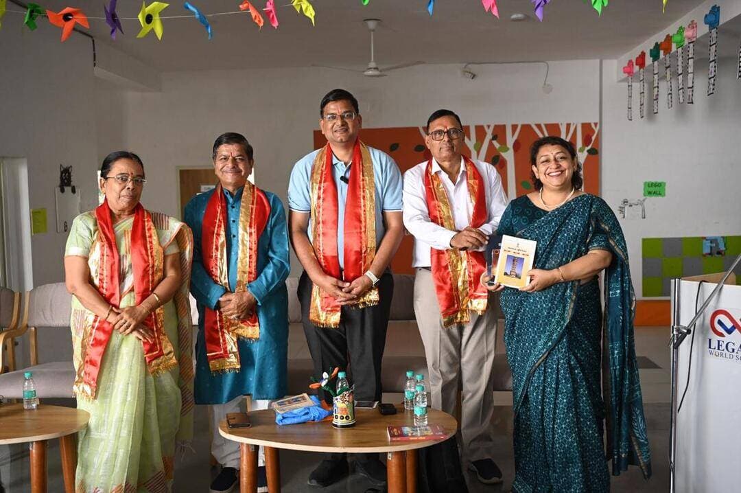 सनातन पाठशाला की संस्कारशाला का शुभारंभ
@followers @top fans News 24 Udaipur
#udaipur #viralpost #nonfollowers #sanatandharma
उदयपुर। न्यू भूपालपुरा स्थित लीगेसी वर्ल्ड स्कूल में 10 सितंबर को सनातन पाठशाला समिति की ओर से प्रथम संस्कारशाला का शुभारंभ किया गया। समिति संयोजक आशीष सिंहल ने बताया कि कार्यक्रम में छोटे बच्चों को भारतीय संस्कृति, जीवन-मूल्यों, आत्मविश्वास और चरित्र निर्माण से जोड़ने के लिए विभिन्न गतिविधियां करवाई गईं।
मुख्य प्रशिक्षक जगदीश चंद्र पालीवाल ने भगवद्गीता का सरल एवं व्यावहारिक ज्ञान विद्यार्थियों को समझाया। उन्होंने बच्चों को श्लोक एवं मंत्रों का अभ्यास भी करवाया। सरस्वती माहेश्वरी ने विद्यार्थियों को आत्मविश्वास बढ़ाने के सरल सूत्र बताए। आशीष सिंहल ने रचनात्मक खेलों तथासरल ध्यान अभ्यास करवाया। मुख्य अतिथि गोपाल कनेरिया ने माता-पिता एवं शिक्षकों का महत्त्व रोचक कहानियों और पहेलियों के माध्यम से बताया। विद्यालय की प्रधानाचार्य झुमुर गहलोत ने स्वागत किया तथा निदेशक प्रतीक गुप्ता ने आभार व्यक्त किया।
संयोजक सिंहल ने बताया कि समिति की ओर से उदयपुर के अनेक राजकीय और निजी विद्यालयों में कक्षा 6 से छोटी आयु के बच्चों के लिए संस्कारशालाएं संचालित की जाएंगी। इनमें संस्था से जुड़े अनुभवी प्रशिक्षक बच्चों को संस्कार, सफलता और चरित्र निर्माण के सूत्र सिखाएंगे। संस्कारशाला की गतिविधियों में प्रार्थना, ॐकार, श्लोक-मंत्र अभ्यास, प्रेरक कहानियां, संस्कार सूत्र, रचनात्मक खेल, योग, ध्यान अभ्यास को शामिल किया जाएगा।
NEWS BY :-
आशीष सिंहल,
संयोजक, सनातन पाठशाला समिति, उदयपुर