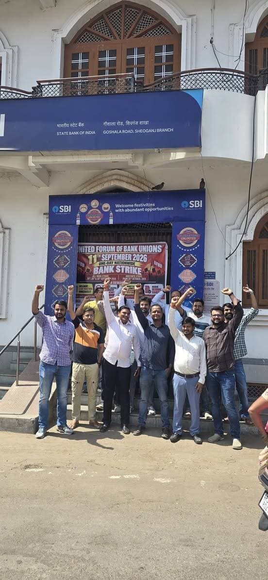 पाँच दिवसीय कार्य सप्ताह की मांग को लेकर उदयपुर संभाग में बैंक हड़ताल पूर्ण सफल
करोड़ों रुपये का बैंकिंग कारोबार प्रभावित, कैश और क्लियरिंग सेवाएं रहीं ठप
@followers @top fans News 24 Udaipur
#BankStrike #indian #RajasthanNews #nonfollowers #viralpost
उदयपुर, 11 सितम्बर। पाँच दिवसीय कार्य सप्ताह व अन्य मांगों को लेकर बैंक कर्मियों के संगठनों के संयुक्त मंच यूएफबीयू के आह्वान पर आयोजित बैंक हड़ताल का उदयपुर संभाग में व्यापक असर देखने को मिला। हड़ताल के कारण संभाग में बैंकिंग गतिविधियां पूरी तरह प्रभावित रही तथा जिले में कैश एवं क्लियरिंग से संबंधित करीब 1000 करोड़ रुपये का बैंकिंग कारोबार प्रभावित होने का अनुमान है।
यूएफबीयू उदयपुर के संयोजक डी. के. जैन ने बताया कि हड़ताल में बैंक कर्मचारी पूरे जोश ओ खरोश के साथ सम्मिलित हुए और संभाग में बैंकिंग सेवाएं पूरी तरह प्रभावित रहीं। उन्होंने कहा कि पाँच दिवसीय कार्य सप्ताह बैंक कर्मचारियों की लंबे समय से चली आ रही प्रमुख मांग है और इस पर केंद्र सरकार के अड़ियल रुख को लेकर कर्मचारियों में व्यापक असंतोष है। उन्होंने बताया कि बैंक कर्मचारियों और अधिकारियों की एकजुट एवं मजबूत भागीदारी के चलते हड़ताल शत-प्रतिशत सफल रही। हड़ताल के दौरान बैंकों में किसी भी प्रकार का बैंकिंग कार्य नहीं हुआ, जिससे नकदी लेन-देन, चेक क्लियरिंग सहित नियमित बैंकिंग गतिविधियां प्रभावित रहीं।
ऑल इंडिया बैंक ऑफिसर्स कॉन्फेडरेशन के धर्मवीर भाटिया ने बताया कि उदयपुर संभाग के कुछ क्षेत्रों में निकाय चुनाव के मद्देनजर परक्राम्य लिखत अधिनियम के तहत अवकाश होने के चलते इन क्षेत्रों में सभी बैंक पूर्ण रूप से बंद रहे। अन्य क्षेत्रों में भी हड़ताल का व्यापक असर रहा और बैंकिंग कार्य पूरी तरह प्रभावित हुआ।
यूएफबीयू नेताओं ने बताया कि पाँच दिवसीय कार्य सप्ताह लागू करना, द्विपक्षीय माध्यम का सम्मान करना एवं लंबित मुद्दों को तय समयसीमा में सुलझाना हमारी जायज मांगें है और बैंकिंग क्षेत्र में कार्य-जीवन संतुलन तथा बेहतर कार्य परिस्थितियों के लिए इसका लागू होना आवश्यक है। उन्होंने चेतावनी दी कि यदि केंद्र सरकार बैंक कर्मियों की जायज मांगों पर सकारात्मक निर्णय नहीं लेती है, तो सितंबर माह के अंत में तीन दिवसीय हड़ताल तथा इसके बाद 26 अक्टूबर 2026 से अनिश्चितकालीन हड़ताल का कार्यक्रम आयोजित किया जाएगा। यूएफबीयू ने स्पष्ट किया कि मांगों के समाधान तक आंदोलन को और व्यापक एवं मजबूत किया जाएगा।