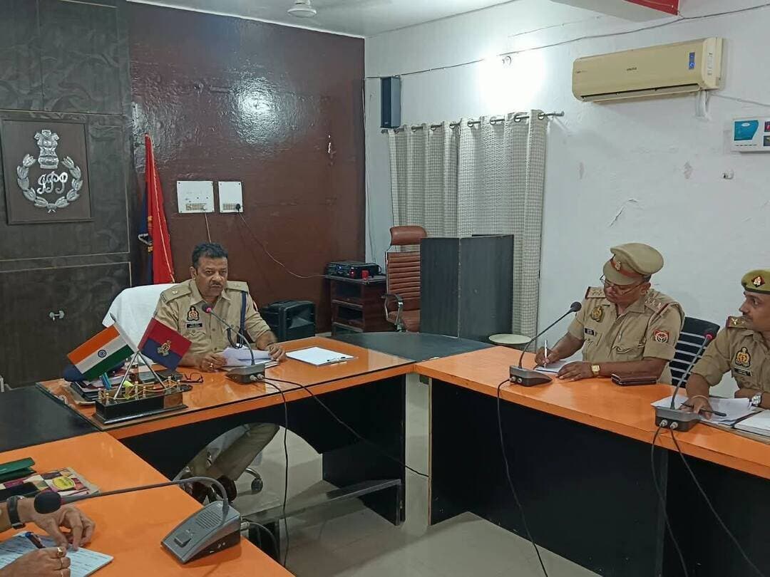 साइबर अपराधों पर प्रभावी कार्रवाई को लेकर पुलिस लाइन में समीक्षा गोष्ठी आयोजित
मऊ। पुलिस लाइन सभागार में शनिवार को साइबर थाना एवं साइबर सेल द्वारा संचालित कार्यों की समीक्षा के लिए गोष्ठी आयोजित की गई। पुलिस अधीक्षक मऊ कमलेश बहादुर के निर्देशन में आयोजित बैठक की अध्यक्षता अपर पुलिस अधीक्षक अनूप कुमार ने की।
गोष्ठी में साइबर थाना, साइबर सेल के प्रभारी तथा विभिन्न थानों पर साइबर संबंधी कार्यों का दायित्व संभाल रहे कर्मचारी शामिल हुए। इस दौरान अधिकारियों एवं कर्मचारियों से उनके द्वारा किए जा रहे कार्यों की प्रगति और वर्तमान स्थिति की जानकारी ली गई।
अपर पुलिस अधीक्षक ने निर्देश दिया कि साइबर अपराध से संबंधित शिकायतों एवं मामलों का समयबद्ध और गुणवत्तापूर्ण निस्तारण सुनिश्चित किया जाए। उन्होंने स्पष्ट कहा कि कार्यों में किसी भी स्तर पर लापरवाही बर्दाश्त नहीं की जाएगी। गोष्ठी में साइबर अपराधों पर प्रभावी कार्रवाई और लंबित मामलों के त्वरित निस्तारण के लिए आवश्यक दिशा-निर्देश दिए गए।