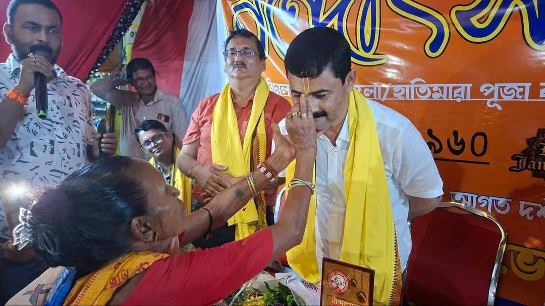 রায়গঞ্জ লোকসভা কেন্দ্রের চাকুলিয়া বিধানসভার অন্তর্গত সার্ব্বজনীন শ্রী কৃষ্ণ জন্মষ্টমী পূজাতে রায়গঞ্জ লোকসভা কেন্দ্রের সাংসদ Khabar Today