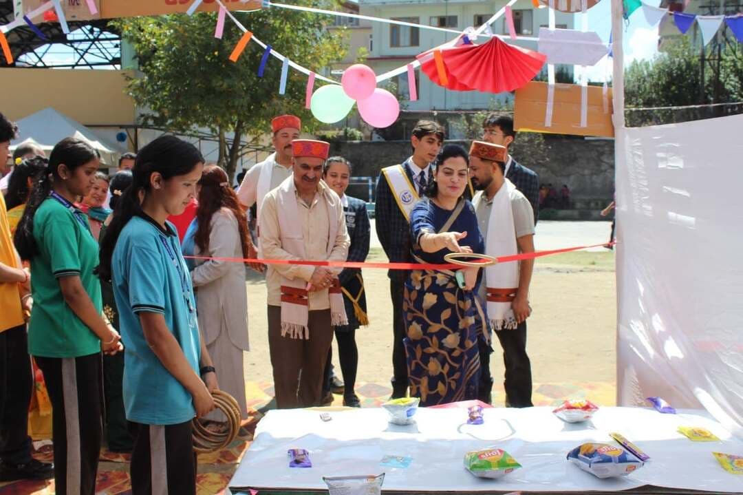 कैंब्रिज इंटरनेशनल स्कूल, मौहल कुल्लू में जूनियर रेड क्रॉस यूनिट द्वारा “फेट – वर्क फॉर ए कॉज” का सफल आयोजन
Kullu Times
कैंब्रिज इंटरनेशनल स्कूल, मौहल कुल्लू में जूनियर रेड क्रॉस यूनिट ने “फेट – वर्क फॉर ए कॉज” का आयोजन किया। मुख्य अतिथि एसी टू डीसी डॉ. जयबंती ठाकुर ने रिबन काटकर फेट का शुभारंभ किया। इस अवसर पर जिला रेड क्रॉस सचिव चंदर केश विशेष रूप से उपस्थित रहे।कार्यक्रम में अभिभावकों और बच्चों ने उत्साहपूर्वक भाग लिया। फेट में ब्लड डोनेशन कैम्प भी आयोजित किया गया, जिसमें लगभग 15 यूनिट रक्त एकत्रित किया गया।खेल और खाने‑पीने के अनेक स्टॉल्स बच्चों और अध्यापकों द्वारा लगाए गए। खेलों में मिकी माउस, ट्रैंपोलीन, डार्ट गेम, हूपला, फीड द मॉन्स्टर, थ्रेड ऑफ फार्च्यून, रोलिंग एंड बॉलिंग और तंबोला मुख्य आकर्षण रहे। खाने के स्टॉल्स पर सीडू, मोमोज़, चाट पापड़ी, कुलचे, पेटीज, पत्रोडू, पिज़्ज़ा, बर्गर, मैगी, फ्रेंच फ्राइज़, काठी रोल, कोल्ड कॉफी और बेकरी आइटम्स उपलब्ध रहे।फेट में कार सेवा दल, राधा NGO, मनाली स्ट्रेज़, सहारा वृद्ध आश्रम और कुलूत कम्बूचा को भी आमंत्रित किया गया।मुख्य अतिथि डॉ. जयबंती ठाकुर ने बच्चों की सहभागिता की सराहना करते हुए आयोजन की सफलता पर शुभकामनाएँ दीं। विद्यालय प्रबंधक राजीव शर्मा ने बताया कि फेट से प्राप्त धनराशि जरूरतमंदों और सामाजिक संस्थाओं को दान की जाएगी। उन्होंने सभी प्रतिभागियों और सहयोगियों का धन्यवाद किया।
विद्यालय की प्रधानाचार्य रैना वर्मा ने भी इस अवसर पर सभी अभिभावकों, बच्चों, शिक्षकों और सहयोगी संस्थाओं का हार्दिक धन्यवाद किया और कहा कि ऐसे आयोजन बच्चों में सामाजिक जिम्मेदारी और सेवा भाव को प्रोत्साहित करते हैं।
इस अवसर पर मौहल पंचायत प्रधान राजेश ठाकुर, उप प्रधान राजेंद्र ठाकुर, पंचायत वार्ड सदस्य, विद्यालय के शिक्षकगण, छात्र और अभिभावकगण उपस्थित रहे।