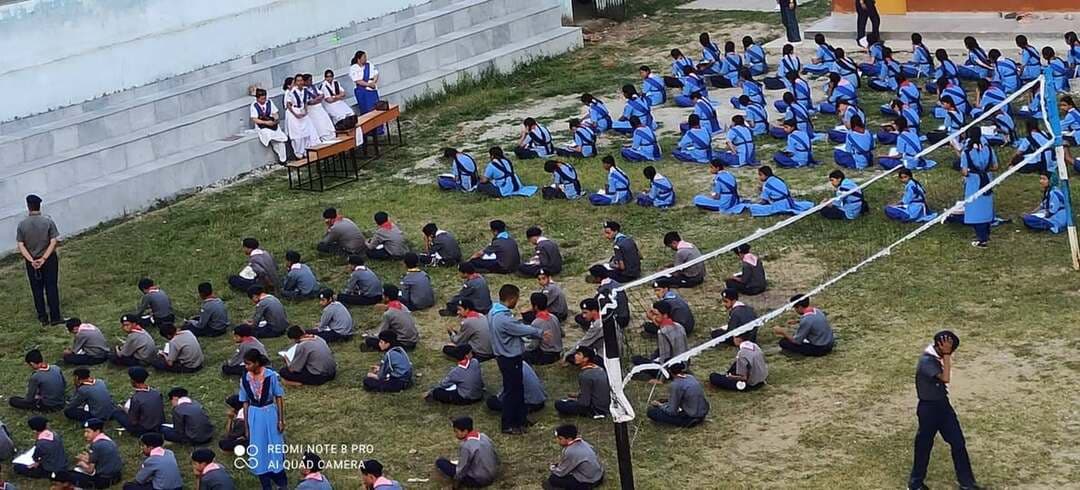 जिला कुल्लू के 201 स्काउट्स एवं गाइड्स का तृतीय सोपान टेस्टिंग शिविर आयोजित
Kullu Times
पीएम श्री राजकीय वरिष्ठ माध्यमिक पाठशाला हरिपुर में भारत स्काउट्स एवं गाइड्स, जिला कुल्लू द्वारा तृतीय सोपान टेस्टिंग शिविर का आयोजन किया जा रहा है। शिविर में जिला कुल्लू के 31 स्कूलों से 201 स्काउट्स एवं गाइड्स भाग ले रहे हैं।
शिविर के दौरान प्रतिभागियों की स्काउटिंग दक्षताओं का परीक्षण एवं आकलन किया जा रहा है। तृतीय सोपान टेस्टिंग में सफल रहने वाले स्काउट्स एवं गाइड्स राज्य पुरस्कार के लिए पात्र होंगे।
शिविर के सफल संचालन के लिए राज्य प्रशिक्षण आयुक्त मनोहर लाल ठाकुर एवं राज्य संगठन आयुक्त पंकज गुप्ता विशेष रूप से मौजूद हैं।
जिला संगठन आयुक्त (स्काउट्स) नारायण शर्मा एवं जिला संगठन आयुक्त (गाइड्स) रीना परमार ने संयुक्त रूप से बताया कि शिविर में बच्चों की विभिन्न स्काउटिंग दक्षताओं का मूल्यांकन किया जा रहा है तथा टेस्टिंग के उपरांत योग्य प्रतिभागियों का चयन किया जाएगा।
शिविर को सफल बनाने में जिला प्रशिक्षण आयुक्त (स्काउट्स) देव चंद, जिला प्रशिक्षण आयुक्त (गाइड्स) शांति देवी सहित अन्य स्काउटिंग पदाधिकारी एवं प्रशिक्षक महत्वपूर्ण भूमिका निभा रहे हैं।