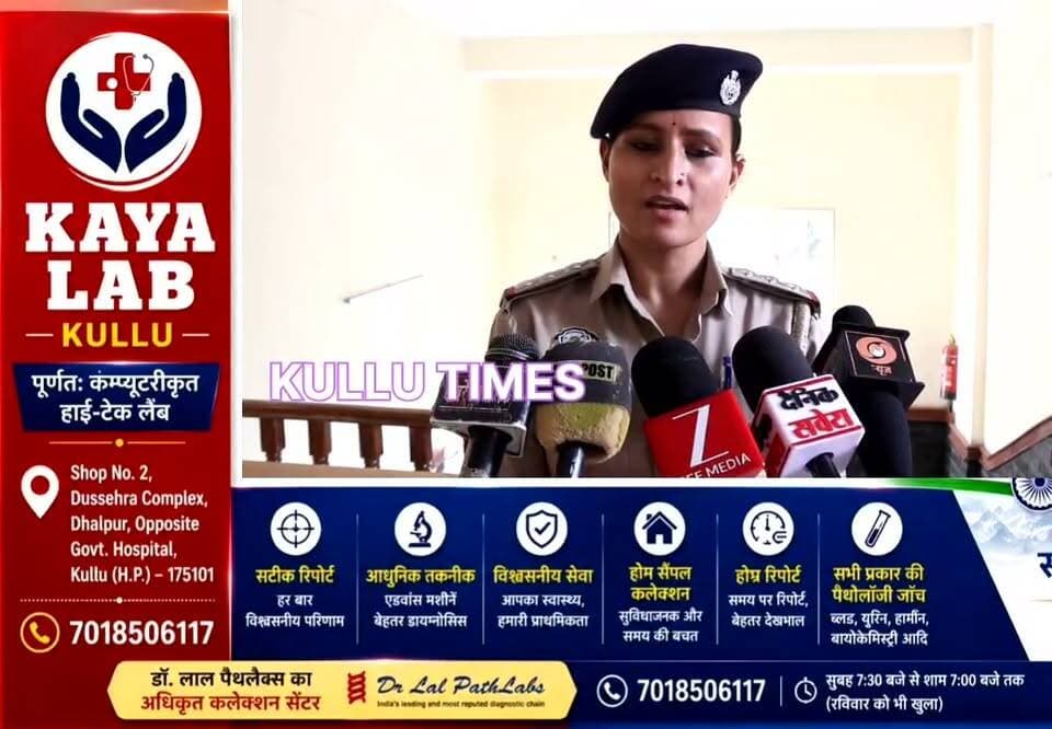 दृष्टिबाधित युवाओं को दी गई डिजिटल तकनीक की जानकारी
कुल्लू में आयोजित हुई कार्यशाला
नई तकनीक के माध्यम से सामान्य होगा दृष्टिबाधित युवाओं का जीवन
Kullu Times
वही, कुल्लू पुलिस की ओर से आई महिला थाना प्रभारी उमा ठाकुर ने बताया कि यहां पर दृष्टिबाधित लोगों के जीवन को सामान्य बनाने के बारे में विशेष रूप से जानकारी दी गई। क्योंकि दृष्टिबाधित होने के चलते उन्हें कई बार अपने जीवन में समस्याओं का भी सामना करना पड़ता है। ऐसे में आज कई तरह की नई तकनीक दृष्टिबाधित युवाओं के लिए बनाई गई है। जिससे वह अपने रोजमर्रा के कार्यों को आसान कर सकते हैं।