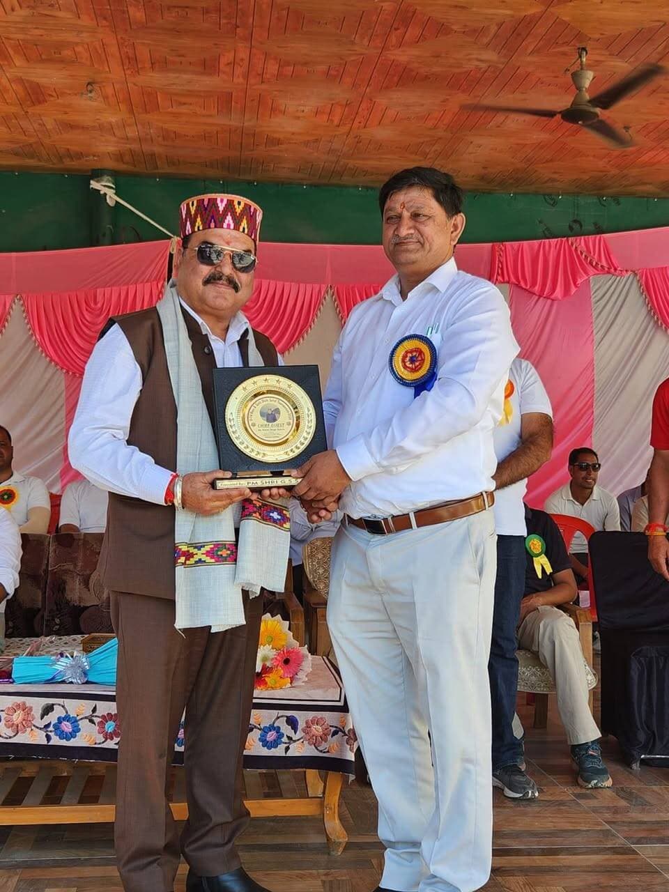 पीएम श्री स्कूल भुंतर में जिला स्तरीय अंडर-14 खेलकूद प्रतियोगिता का समापन
आनी, कुल्लू-1 और बंजार ब्लॉक का शानदार प्रदर्शन
Kullu Times
पीएम श्री राजकीय उत्कृष्ट वरिष्ठ माध्यमिक विद्यालय भुंतर में आयोजित जिला स्तरीय अंडर-14 (छात्र व छात्रा) खेलकूद प्रतियोगिता का भव्य समापन हुआ। समापन समारोह में 'द लोअर कुल्लू फार्मर्स एंड हॉर्टिकल्चरिस्ट्स एसोसिएशन, भुंतर' के अध्यक्ष करतार सिंह गुलेरिया ने मुख्य अतिथि के रूप में शिरकत की।
प्रतियोगिता के दौरान विभिन्न ब्लॉकों के खिलाड़ियों ने उत्कृष्ट खेल भावना और प्रतिभा का प्रदर्शन किया। प्रतियोगिताओं के अंतिम परिणाम इस प्रकार रहे:
प्रतियोगिता परिणाम (बालिका वर्ग):
वॉलीबॉल: विजेता — आनी ब्लॉक | उपविजेता — सैंज ब्लॉक
कबड्डी: विजेता — कुल्लू-I ब्लॉक | उपविजेता — कुल्लू-II ब्लॉक
खो-खो: विजेता — कुल्लू-I ब्लॉक | उपविजेता — निरमंड ब्लॉक
बैडमिंटन: विजेता — नगर (Naggar) ब्लॉक | उपविजेता — आनी ब्लॉक
योग: विजेता — आनी ब्लॉक | उपविजेता — कुल्लू-I ब्लॉक
कुश्ती: विजेता — पीएम श्री जी.यू.एस.एस.एस. भुंतर | उपविजेता — जी.यू.एच.एस. पिपलागे
विशेष पुरस्कार:
मार्च पास्ट (छात्र एवं छात्राएं): बंजार ब्लॉक - प्रथम स्थान
सर्वश्रेष्ठ आयोजक ट्रॉफी पीएम श्री जी.यू.एस.एस.एस. भुंतर (प्रधानाचार्य एवं समस्त स्टाफ)
मुख्य अतिथि करतार सिंह गुलेरिया ने विजेता व उपविजेता टीमों को ट्रॉफी देकर सम्मानित किया और छात्रों को पढ़ाई के साथ-साथ खेलों में भी उत्कृष्ट प्रदर्शन करने के लिए प्रेरित किया।
कार्यक्रम के अंत में विद्यालय के प्रधानाचार्य तिलक राज ने मुख्य अतिथि, विभिन्न ब्लॉकों से आए शारीरिक शिक्षकों, कोचों और छात्रों का धन्यवाद किया। उन्होंने प्रतियोगिता में भाग लेने वाले सभी बच्चों को अपना शुभ आशीष देते हुए उनके उज्ज्वल भविष्य की कामना की और खेल भावना को सदैव जीवन में बनाए रखने का संदेश दिया।
