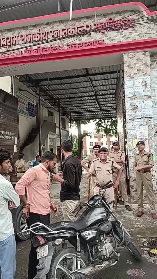 आचार संहिता लागू होते ही पुलिस प्रशासन की सख्त कार्रवाई, एमबीबीजी कॉलेज और आसपास के क्षेत्र से हटाई गई प्रचार सामग्री....