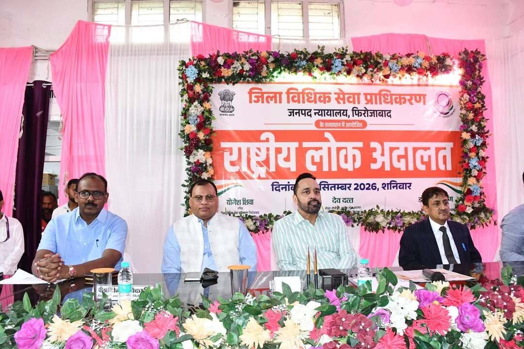 फिरोजाबाद: राष्ट्रीय लोक अदालत में रिकॉर्ड निस्तारण, 1,84,298 वादों का हुआ निपटारा, 15.42 करोड़ का समझौता
फिरोजाबाद। राष्ट्रीय विधिक सेवा प्राधिकरण नई दिल्ली के निर्देशन में जनपद न्यायालय फिरोजाबाद में राष्ट्रीय लोक अदालत का आयोजन किया गया। शुभारंभ जनपद न्यायाधीश डॉ० बब्बू सारंग ने माँ सरस्वती के चित्र पर माल्यार्पण और दीप प्रज्वलित कर किया।
इस मौके पर प्रधान न्यायाधीश परिवार न्यायालय अरविन्द कुमार सिंह, MACT पीठासीन अधिकारी महेन्द्र सिंह, जिलाधिकारी संतोष कुमार शर्मा, वरिष्ठ पुलिस अधीक्षक आदित्य लांग्हे, अपर जिलाधिकारी कल्पना जायसवाल, एसपी नगर रवि शंकर प्रसाद सहित अनेक न्यायिक अधिकारी और अधिवक्ता मौजूद रहे।
जनपद न्यायाधीश बब्बू सारंग ने कहा कि लोक अदालत न्याय को आमजन के निकट लाने का प्रभावी माध्यम है, जहाँ आपसी सहमति से त्वरित और सौहार्दपूर्ण समाधान होता है।
इस लोक अदालत में कुल 1,84,298 वादों का निस्तारण हुआ, जिसमें कुल 15,42,23,508 रुपये की अर्थदण्ड और समझौता राशि रही। इसमें परिवार न्यायालय के 116 वाद, MACT के 64 वादों में 4.54 करोड़ का समझौता, राजस्व न्यायालयों के 48,714 वाद, बैंक के 1909 वादों में 10.17 करोड़ का सेटलमेंट और अन्य विभागों के 1,22,587 वादों का निस्तारण शामिल है।
कार्यक्रम का संचालन सचिव जिला विधिक सेवा प्राधिकरण सुश्री योगेश शिवा ने किया और नोडल अधिकारी देव दत्त ने आभार व्यक्त किया।
#NationalLokAdalat #FirozabadCourt #DistrictJudge #BabbuSarang #FirozabadNews #LegalServices #LokAdalat2026 #FirozabadJudiciary #DM_Firozabad #SSP_Firozabad #UPNews #MACT #FamilyCourt #Settlement #DDMNews #FirozabadViral #NyaySabkeLiye