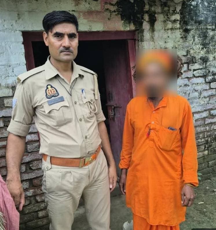 फिरोजाबाद: जनशिकायतों के निस्तारण में SSP की नई पहल, पुलिस ने मौके पर जाकर 28 शिकायतों का किया समाधान
फिरोजाबाद। वरिष्ठ पुलिस अधीक्षक आदित्य लांग्हे के निर्देशन में जनशिकायतों के तेज, पारदर्शी और निष्पक्ष निस्तारण के लिए चलाए जा रहे विशेष अभियान के तहत फिरोजाबाद पुलिस ने बड़ी पहल की है।
अभियान के तहत दिनांक 12-09-2026 को जनपद के सभी थानों पर प्राप्त शिकायतों में से कुल 28 शिकायतों का मौके पर जाकर निस्तारण किया गया। इस अभियान के नोडल अधिकारी अपर पुलिस अधीक्षक ग्रामीण को बनाया गया है।
इस विशेष अभियान में सभी क्षेत्राधिकारी अपने सर्किल में रोज कम से कम एक स्थान पर और थाना प्रभारी अपने क्षेत्र में कम से कम दो स्थानों पर शिकायतकर्ता के घर जाकर स्थलीय निरीक्षण कर रहे हैं। दोनों पक्षों का फीडबैक लेकर शिकायत का समाधान किया जा रहा है।
इस पहल से अब शिकायतकर्ता को अपनी शिकायत के लिए बार-बार थाने या पुलिस ऑफिस के चक्कर नहीं लगाने पड़ेंगे, उनकी समस्या का समाधान उनके घर पर ही बेहतर तरीके से हो सकेगा।
#FirozabadPolice #SSP_Firozabad #AdityaLanghe #IGRS #JanShikayat #MoukeParNistaran #FirozabadNews #UPPolice #ShikayatSamadhan #FirozabadViral #DDMNews #JantaKiSewa #UPP #GoodGovernance