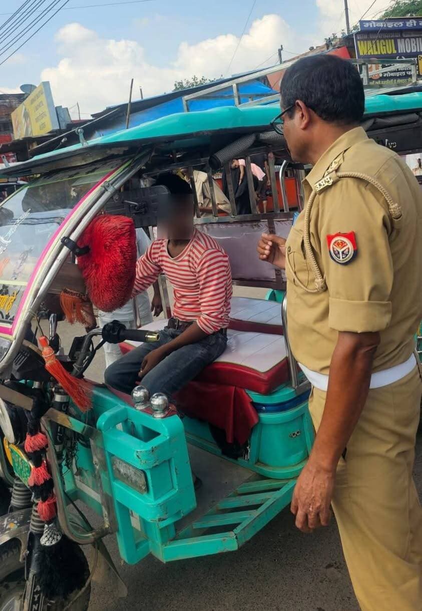 फिरोजाबाद: ट्रैफिक पुलिस का विशेष अभियान, 61 ऑटो के चालान, 6 ई-रिक्शा और 2 ऑटो सीज, चौराहे अतिक्रमण मुक्त
फिरोजाबाद। वरिष्ठ पुलिस अधीक्षक आदित्य लांग्हे के निर्देशन में जनपद में यातायात व्यवस्था को सुगम और व्यवस्थित बनाने के लिए यातायात पुलिस ने विशेष अभियान चलाया।
अभियान के दौरान जैन मंदिर, आसफाबाद चौराहा, एटा चौराहा शिकोहाबाद, सुभाष चौराहा शिकोहाबाद और टूंडला चौराहा पर सड़क के दोनों ओर 50 मीटर के दायरे में लगे अतिक्रमण को हटवाकर मार्ग को अतिक्रमण मुक्त कराया गया। ऑटो, ई-रिक्शा और ठेलों के लिए निर्धारित स्थान चिन्हित कर उन्हें वहीं खड़ा करने के निर्देश दिए गए।
नियम तोड़ने वालों पर सख्त कार्रवाई करते हुए मानक से अधिक सवारी बैठाकर चल रहे 61 ऑटो के चालान किए गए और 2 ऑटो को सीज किया गया। नाबालिग बच्चों द्वारा ई-रिक्शा चलाने पर 6 ई-रिक्शा सीज कर चेतावनी दी गई। साथ ही ड्रिंक एंड ड्राइव के मामले में एक स्विफ्ट डिजायर कार को भी सीज किया गया।
यातायात पुलिस ने आमजन से अपील की है कि क्षमता से अधिक सवारी न बैठाएं, वाहन निर्धारित स्थान पर ही खड़े करें और नाबालिगों को वाहन न चलाने दें। #FirozabadTrafficPolice #FirozabadTraffic #SSP_Firozabad #TrafficAbhiyan #AutoChallan #ERickshawSeized #AtikramanMukt #JainMandir #AsfabadChauraha #Shikohabad #TundlaChauraha #DrinkAndDrive #MVAct #FirozabadNews #DDMNews #FirozabadViral #TrafficRules