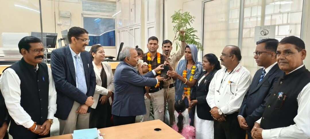 साल की तीसरी नेशनल लोक अदालत का हुआ सफल आयोजन
आपसी सहमति से सुलझे विवाद, लोक अदालत ने दी पक्षकारों को त्वरित राहत
सीहोर जिले में जिला एवं तहसील स्तर पर आयोजित वर्ष 2026 की तीसरी नेशनल लोक अदालत का सफल आयोजन हुआ। तेज बारिश के बावजूद बड़ी संख्या में पक्षकारों ने लोक अदालत में उपस्थित होकर अपने विवादों का आपसी सहमति एवं राजीनामे के माध्यम से निराकरण कराया।
नेशनल लोक अदालत के दौरान कुल 4,208 प्रकरणों का निराकरण किया गया तथा कुल 13,02,00,547 रुपये की समझौता राशि जमा हुई। इनमें न्यायालयों में लंबित 1,272 प्रकरणों का निराकरण आपसी राजीनामे के आधार पर हुआ, जिनमें 9,41,74,832 रुपये के अवार्ड पारित किए गए। वहीं 2,936 प्रिलिटिगेशन प्रकरणों का निराकरण करते हुए 3,60,25,715 रुपये की समझौता राशि जमा कराई गई।
नेशनल लोक अदालत के शुभारंभ अवसर पर प्रधान जिला न्यायाधीश एवं अध्यक्ष, जिला विधिक सेवा प्राधिकरण सीहोर श्री संजीव कुमार अग्रवाल द्वारा जिला न्यायालय परिसर में राष्ट्रपिता महात्मा गांधी की प्रतिमा पर पुष्पमाला अर्पित की गई तथा मां सरस्वती की प्रतिमा के समक्ष दीप प्रज्वलित कर नेशनल लोक अदालत का शुभारंभ किया गया।
इस अवसर पर प्रधान न्यायाधीश कुटुम्ब न्यायालय श्री वैभव मण्डलोई, विशेष न्यायाधीश श्री हेमंत जोशी, प्रथम जिला न्यायाधीश श्रीमती स्मृति सिंह ठाकुर, द्वितीय जिला न्यायाधीश श्री एम.के. वर्मा, मुख्य न्यायिक मजिस्ट्रेट श्रीमती विनीता गुप्ता, सचिव जिला विधिक सेवा प्राधिकरण श्रीमती स्वप्नश्री सिंह, जिला विधिक सहायता अधिकारी श्री फारूक अहमद सिद्दीकी, अधिवक्ता संघ अध्यक्ष श्री अनिल पारे, न्यायिक अधिकारीगण, अधिवक्तागण, लीगल एड डिफेंस काउंसिल्स, विभिन्न विभागों के अधिकारी-कर्मचारी, पैनल अधिवक्ता, पैरालीगल वॉलेंटियर्स, सामाजिक कार्यकर्ता एवं पक्षकार उपस्थित रहे।
प्रधान जिला न्यायाधीश एवं अध्यक्ष जिला विधिक सेवा प्राधिकरण श्री संजीव कुमार अग्रवाल ने कहा कि राष्ट्रीय लोक अदालत का उद्देश्य केवल लंबित न्यायालयीन प्रकरणों का निराकरण करना नहीं, बल्कि पक्षकारों को आपसी सहमति एवं सौहार्दपूर्ण वातावरण में विवादों का समाधान उपलब्ध कराकर शीघ्र, सुलभ एवं कम खर्चीला न्याय प्रदान करना है।
उन्होंने कहा कि लोक अदालत के माध्यम से पक्षकार स्वयं की सहमति से अपने विवाद का समाधान करते हैं, जिससे उनके आपसी संबंध भी सौहार्दपूर्ण बने रहते हैं। न्यायालयीन लंबित प्रकरणों के साथ-साथ प्रिलिटिगेशन प्रकरणों के निराकरण से आमजन को बड़ी राहत मिलती है। उन्होंने लोक अदालत की सफलता के लिए न्यायिक अधिकारियों, अधिवक्ताओं, विभिन्न विभागों के अधिकारी-कर्मचारियों, पैनल अधिवक्ताओं, लीगल एड डिफेंस काउंसिल्स एवं पैरालीगल वॉलेंटियर्स सहित सभी संबंधितों के प्रयासों की सराहना की।
सचिव जिला विधिक सेवा प्राधिकरण श्रीमती स्वप्नश्री सिंह ने कहा कि नेशनल लोक अदालत आमजन के लिए विवादों के त्वरित एवं सरल समाधान का प्रभावी माध्यम है। उन्होंने बताया कि लोक अदालत के सफल आयोजन के लिए व्यापक जन-जागरूकता एवं विभिन्न विभागों के साथ आवश्यक समन्वय किया गया।
उन्होंने राजीनामा करने वाले पक्षकारों को बधाई देते हुए कहा कि विवाद का अंत केवल एक प्रकरण का निराकरण नहीं, बल्कि परिवार एवं समाज में शांति और सौहार्द की स्थापना की दिशा में भी महत्वपूर्ण कदम है।
कुटुम्ब न्यायालय सीहोर में विचाराधीन पारिवारिक विवाद के दो प्रकरणों में लोक अदालत के दौरान समझाइश के बाद पति-पत्नी ने अपने मतभेद भुलाकर साथ रहने पर सहमति व्यक्त की। प्रधान न्यायाधीश कुटुम्ब न्यायालय श्री वैभव मण्डलोई द्वारा दोनों पक्षों को पारिवारिक जीवन एवं बच्चों के भविष्य को ध्यान में रखते हुए समझाइश दी गई।
राजीनामे के बाद प्रधान जिला न्यायाधीश श्री संजीव कुमार अग्रवाल एवं सचिव जिला विधिक सेवा प्राधिकरण श्रीमती स्वप्नश्री सिंह की उपस्थिति में दोनों दंपतियों को पौधे प्रदान किए गए तथा एक-दूसरे को फूल-माला पहनाकर खुशी-खुशी घर के लिए विदा किया गया।
नेशनल लोक अदालत में बैंक ऋण एवं विद्युत बकाया राशि से संबंधित प्रिलिटिगेशन प्रकरणों का भी प्रभावी निराकरण किया गया। सचिव जिला विधिक सेवा प्राधिकरण श्रीमती स्वप्नश्री सिंह के समन्वय एवं प्रयासों से बैंक शाखा प्रबंधकों, विद्युत विभाग एवं संबंधित आवेदकों के बीच सुलह एवं समझाइश कराई गई।
इसके परिणामस्वरूप कई पक्षकारों को समझौता राशि में अधिकतम संभव छूट तथा राशि को किश्तों में जमा करने की सुविधा उपलब्ध कराई गई, जिससे उनके प्रकरणों का त्वरित निराकरण संभव हुआ।
राजीनामा करने वाले पक्षकारों को जिला विधिक सेवा प्राधिकरण द्वारा पौधे वितरित कर पर्यावरण संरक्षण का संदेश भी दिया गया। प्रधान जिला न्यायाधीश, प्रधान न्यायाधीश कुटुम्ब न्यायालय एवं सचिव जिला विधिक सेवा प्राधिकरण द्वारा पक्षकारों को फूल-माला एवं पौधे प्रदान कर प्रोत्साहित किया गया।
इस अवसर पर इंटर्नशिप कर रही छात्राओं को प्रमाण-पत्र भी वितरित किए गए। न्यायालय परिसर में बैंक, नगर पालिका एवं विद्युत विभाग सहित विभिन्न विभागों द्वारा लगाए गए स्टॉलों का निरीक्षण किया गया तथा आमजन की समस्याएं सुनकर संबंधित अधिकारियों को त्वरित एवं यथोचित निराकरण के निर्देश दिए गए।
#JansamparkMP #CMMadhyaPradesh #MadhyaPradesh #sehore