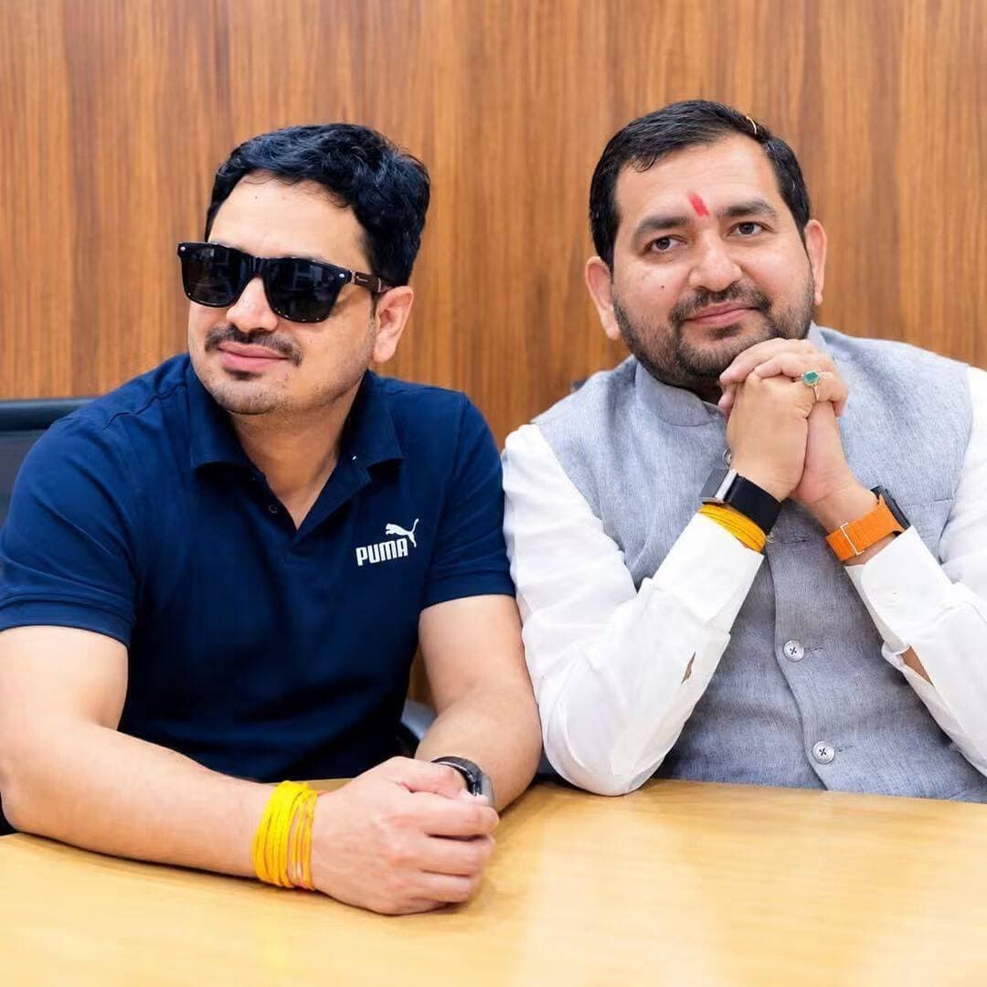 कबड्डी के रोमांच से गूंजेगा बस्ती, जीडी मिश्रा एवं संजय मिश्रा करेंगे उद्घाटन, विजेताओं को सम्मानित करेंगे मनीष मिश्रा
50वीं जोन-सी राज्य जूनियर बालक कबड्डी प्रतियोगिता में जुटेंगी 16 टीमें, जीडी मिश्रा एवं संजय मिश्रा करेंगे उद्घाटन
बस्ती। खेल प्रतिभाओं को प्रोत्साहित करने और युवाओं को खेल के क्षेत्र में आगे बढ़ाने के उद्देश्य से बस्ती में रविवार को दो दिवसीय डे-नाइट कबड्डी प्रतियोगिता का भव्य शुभारंभ किया जाएगा। पहल संस्था के संस्थापक एवं समाजसेवी मनीष मिश्रा के नेतृत्व में आयोजित होने वाली इस प्रतियोगिता को लेकर खेल प्रेमियों और युवा खिलाड़ियों में उत्साह का माहौल है। कार्यक्रम का संयोजन समाजसेवी जीडी मिश्रा एवं संजय मिश्रा द्वारा किया जा रहा है।
बस्ती फेडरेशन, जनपद बस्ती के आयोजन में 50वीं जोन-सी राज्य जूनियर बालक कबड्डी प्रतियोगिता का आयोजन प्रस्तावित है। प्रतियोगिता में उत्तर प्रदेश के विभिन्न जनपदों से कुल 16 टीमें प्रतिभाग करेंगी। इनमें गोरखपुर, महाराजगंज, देवरिया, कुशीनगर, बलिया, मऊ, आजमगढ़, अयोध्या, बस्ती, अंबेडकर नगर, गोंडा, लखनऊ, सीतापुर, बाराबंकी, अमेठी हॉस्टल और सिद्धार्थनगर की टीमें शामिल हैं
प्रतियोगिता का उद्घाटन रविवार को समाजसेवी जीडी मिश्रा एवं संजय मिश्रा द्वारा किया जाएगा। दो दिवसीय डे-नाइट आयोजन में खिलाड़ियों को अपनी खेल प्रतिभा का प्रदर्शन करने का अवसर मिलेगा। आयोजन को सफल बनाने के लिए खिलाड़ियों, प्रशिक्षकों तथा प्रतियोगिता से जुड़े अन्य सदस्यों के भोजन, पुरस्कार, खेल मैदान और उद्घाटन एवं समापन समारोह आदि की व्यवस्थाएं की जानी हैं।
आयोजकों का उद्देश्य प्रतियोगिता के माध्यम से युवाओं में खेल भावना, अनुशासन, टीमवर्क और स्वस्थ प्रतिस्पर्धा की भावना को बढ़ावा देना है। कबड्डी जैसे पारंपरिक एवं लोकप्रिय खेल को प्रोत्साहन मिलने से बस्ती तथा आसपास के क्षेत्रों के खिलाड़ियों को अपनी प्रतिभा निखारने का बेहतर मंच प्राप्त होगा।
प्रतियोगिता के समापन अवसर पर विजेता खिलाड़ियों को पहल संस्था के संस्थापक एवं समाजसेवी मनीष मिश्रा द्वारा सम्मानित किया जाएगा। उत्कृष्ट प्रदर्शन करने वाले खिलाड़ियों को पुरस्कार एवं सम्मान प्रदान कर उनका उत्साहवर्धन किया जाएगा।
मनीष मिश्रा के नेतृत्व में आयोजित इस खेल आयोजन को लेकर खेल प्रेमियों में विशेष उत्सुकता है। आयोजकों ने प्रतियोगिता को सफल बनाने के लिए सहयोग एवं मार्गदर्शन की अपील की है, ताकि राज्य स्तरीय कबड्डी प्रतियोगिता का भव्य एवं व्यवस्थित आयोजन संपन्न हो सके।