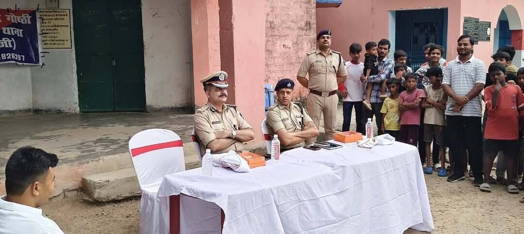 आज दिनांक 12.09.2026 को पुलिस महानिरीक्षक, मगध क्षेत्र, गया एवं वरीय पुलिस अधीक्षक, गया के द्वारा बेलागंज थाना अंतर्गत ग्राम कौवाडोल, समसपुर में लोक संवाद गोष्ठी का आयोजन किया गया।
इस दौरान आमजन की समस्याओं एवं शिकायतों को सुना गया तथा उनके त्वरित एवं नियमानुसार समाधान हेतु संबंधित पदाधिकारियों को आवश्यक दिशा-निर्देश दिया गया।