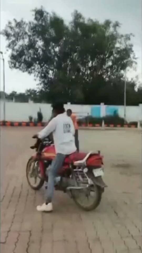 सीधी जिले के सिमरिया थाना क्षेत्र अंतर्गत मारपीट का वीडियो सोशल मीडिया में वायरल हो रहा है जहां एक व्यक्ति के साथ तीन लोगों ने मिलकर मारपीट की।
