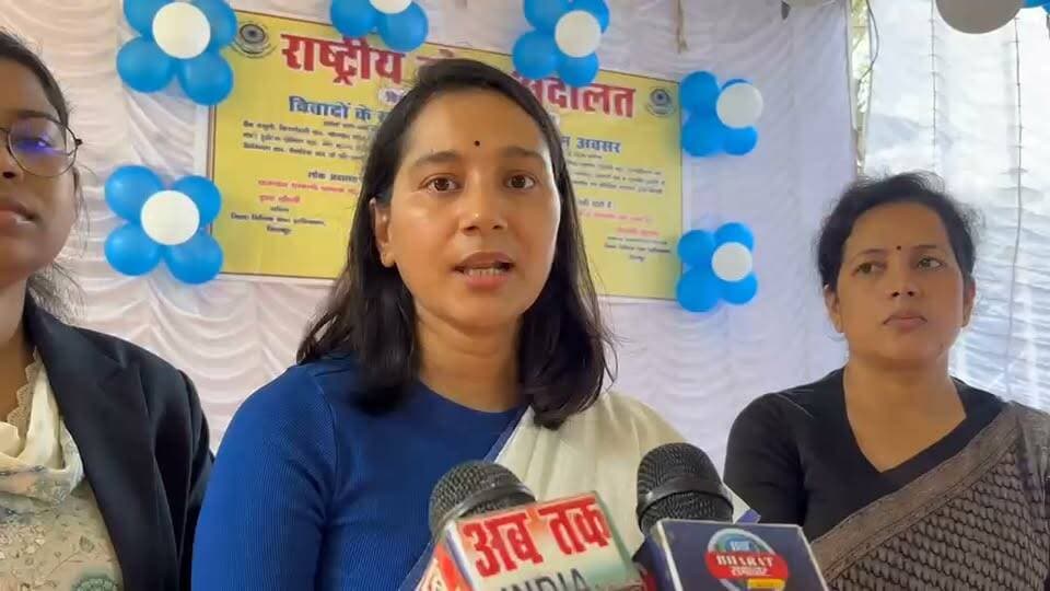 #चित्रकूट
राष्ट्र विधिक सेवा प्राधिकरण एवं उत्तर प्रदेश राज्य विधिक सेवा प्राधिकरण, लखनऊ के तत्वाधान में राष्ट्रीय लोक अदालत का अायोजन जनपद न्यायालय चित्रकूट में किया गया। राष्ट्रीय लोक अदालत का शुभारम्भ जनपद न्यायाधीश शेषमणि शुक्ला द्वारा दीप प्रज्वलित करके किया गया
राष्ट्रीय लोक अदालत शुभारम्भ के समय पद्माकरमणि त्रिपाठी, पीठासीन अधिकारी मोटर दुर्घटना दावा न्यायाधिकरण, चित्रकूट, राकेश कुमार यादव, प्रधान न्यायाधीश, परिवार न्यायालय, राहुल मिश्रा प्रथम अपर जिला जज, अनुराग कुरील अपर जिला न्यायाधीश/एफ0टी0सी0, चित्रकूट , गीता सिंह अपर जिला जज/एस.सी.एस.टी. एक्ट, राममणि पाठक, अपर जिला न्यायाधीश/एफ0टी0सी0 न्यू0, रेनू मिश्रा विशेष न्यायाधीश पाक्सो एक्ट, सचिन कुमार दीक्षित, सिविल जज (सी0डि0), इला चौधरी, सचिव जिला विधिक सेवा प्राधिकरण, अंशुमान यादव अतिरिक्त सिविल जज (सी0डि0), अश्वनी कुमार उपाध्याय सिविल जज (सी0डि0)/एफ0टी0सी, विदिशाभूषण, सिविल जज (जू०डि०), सृष्टि शुक्ला न्यायिक मजिस्ट्रेट प्रथम, अभिनव कुमार दुबे, न्यायिक मजिस्ट्रेट द्वितीय, प्रभात कुमार मेहता, अग्रणी जिला प्रबन्धक इण्डियन बैंक तथा अन्य बैंकों के प्रबन्धक, न्यायालय के कर्मचारी, जिला विधिक सेवा प्राधिकरण में कार्यरत न्याय रक्षकगण तथा अधिकारमित्रगण उपस्थित रहे।
उक्त लोक अदालत में शेषमणि शुक्ला, जनपद न्यायाधीश द्वारा 06 वादों का निस्तारण हुये मु0- 12,45,500/- रूपये समझौता राशि जमा करायी गयी। पद्माकरमणि त्रिपाठी, मोटर दुर्घटना दावा न्यायाधिकरण द्वारा 42 वादों का निस्तारण करते हुये मु०-25,95,68,000/- रूपये प्रतिकर के रूप में दिलाया गया, राकेश कुमार यादव प्रधान न्यायाधीश, परिवार न्यायालय चित्रकूट द्वारा 07 वादों का निस्तारण करते हुये मु०-9000/- रूपये आपसी सुलह समझौते के आधार पर वादिया को दिलाया गया एवं कई वर्षों से एक- दूसरे से अलग रह रहे 04 जोडे आपस में सुलह समझौते के आधार पर निस्तारित कराते हुये एक साथ रहने के लिये तैयार हो गये उनको उपहार स्वरूप एक-एक पौधा देकर "एक पेड जीवन साथी के नाम" लगाने हेतु प्रेरित करके एक साथ भेजा गया
अनुराग कुरील अपर जिला जज एफ.टी.सी. द्वावार 02 वादों का निस्तारण करते हुये मु0 1000/- अर्थदण्ड वसूला गया। राममणि पाठक अपर जिला जज/एफ0टी0सी0 न्यू0, द्वारा 100 वादों का निस्तारण किया गया, सचिन कुमार दीक्षित सिविल जज (सी०डि०) द्वारा फौजदारी के47 वादों का निस्तारण करते हुये मु०-16550/- रूपये वसूला गया एवं सिविल व उत्तराधिकार के 06 वादों का निस्तारण करते हुये मु0-2825390/- रूपये का प्रमाण-पत्र निर्गत किया गया, श्री अश्वनी कुमार उपाध्याय सिविल जज (सी०डि०)/एफ0टी0सी0 द्वारा 195 फौजदारी वादों का निस्तारण करते हुये मु०-2450/- रूपये अर्थदण्ड वसूला गया
अंशुमान यादव अतिरिक्त सिविल जज सी0डि0 द्वारा 239 वादों का निस्तारण करते हुये मु0- 14830/- रूपये अर्थदण्ड वसूला गया, विदिशाभूषण सिविल जज (जू0डि0) द्वारा 159 फौजदारी वादों का निस्तारण करते हुये मु०-8350/- रूपये अर्थदण्ड वसूला गया व सिविल व उत्तराधिकार के 08 वादों का निस्तारण करते हुये मु0-47741/- रूपये का प्रमाण-पत्र निर्गत किया गया
सृष्टि शुक्ला न्यायिक मजिस्ट्रेट प्रथम द्वारा 157 वादों का निस्तारण करते हुये मु०- 11150/- रूपये अर्थदण्ड वसूला गया,अभिनव कुमार दुबे, न्यायिक मजिस्ट्रेट द्वितीय द्वारा 121 वादों का निस्तारण करते हुये मु०-1350/- रूपये अर्थदण्ड वसूला गया। एस. आनन्द सिविल जज (जू0डि0) मऊ द्वारा 156 वादों का निस्तारण करते हुये मु0-1590/- रूपये अर्थदण्ड वसूला गया।
विरेश कुमार सोनकर न्यायाधिकारी ग्राम न्यायालय मानिकपुर द्वारा 97 वादों का निस्तारण करते हुये मु0- 970/- रूपये अर्थदण्ड वसूला गया, सन्तोष कुमार तृतीय अध्यक्ष, स्थायी लोक अदालत द्वारा 02 वाद का निस्तारण किया गया तथा उपभोक्ता फोरम द्वारा 06 वाद का निस्तारण करते हुये मु0- 324997/- रूपये वादी को दिलाया गया। इस प्रकार न्यायिक अधिकारियों द्वारा कुल 1350 वादों का निस्तारण करते हुये मु०-264078868 (छब्बीस करोड चालीस लाख अटहत्तर हजार आठ सौ अरसठ रूपये) एंव राजस्व व अन्य विभागों द्वारा 117389 मामलों का निस्तारण करते हुये मु०-29401950/- (दो करोड चौरानबे लाख एक हजार नौ सौ पचास रूपये) रूपये प्रतिकर के रूप में वसूला गया।
इला चौधरी, सचिव, जिला विधिक सेवा प्राधिकरण चित्रकूट के द्वारा बताया गया कि अाज राष्ट्रीय लोक अदालत में कुल 118739 वादों का निस्तारण करते हुये मु०-293480818/- (उन्तीस करोड चौतीस लाख अस्सी हजार आठ सौ अट्ठारह रूपये) अर्थदण्ड, प्रतिकर व बैंक ऋण वसूली के रूप में वसूल किया गया।
राममणि पाठक, अपर जिला जज/नोडल अधिकारी राष्ट्रीय लोक अदालत चित्रकूट द्वारा बताया गया है कि माननीय उच्च न्यायालय इलाहाबाद द्वारा प्रदत्त Payment Setu App के माध्यम से जनपद न्यायालय चित्रकूट में कुल 33 वर्चुअल चालानों का निस्तारण करते हुये मु0- 22500/- रूपये का अर्थदण्ड जमा कराया गया।