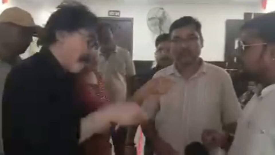 सहरसा में डॉक्टर और पत्रकार के बीच धक्का-मुक्की! कैमरे के सामने हुआ विवाद, वीडियो सोशल मीडिया पर वायरल
#Saharsa #BiharNews #SaharsaNews #Journalist #Doctor #ViralVideo #Bihar #BreakingNews #PurniaCentralNews