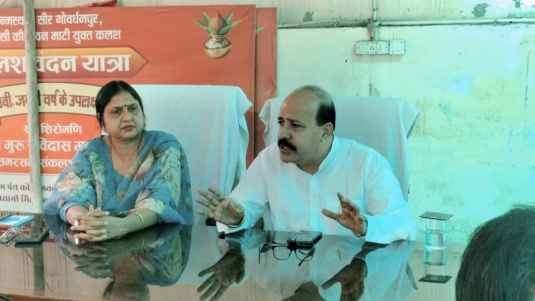 मेयर हाउस में पार्षदों की बैठक, सेवा संकल्प अभियान और शहर के विकास पर चर्चा
शहर का समग्र विकास हमारी सर्वोच्च प्राथमिकता : मेयर सुमन बहमनी
16 सितंबर की हाउस बैठक में विकास कार्यों पर होगी विस्तृत चर्चा, जनहित के कार्यों को गति देने पर जोर
यमुनानगर। मॉडल टाउन स्थित मेयर हाउस में नगर निगम की मेयर सुमन बहमनी एवं भाजपा जिला अध्यक्ष राजेश सपरा की अध्यक्षता में नगर निगम के सभी पार्षदों की विशेष बैठक आयोजित की गई। बैठक में शहर के समग्र विकास, जनहित के कार्यों, नागरिक सुविधाओं को बेहतर बनाने तथा प्रधानमंत्री नरेंद्र मोदी जी के सार्वजनिक जीवन के 25 वर्ष पूर्ण होने के उपलक्ष्य में 17 सितंबर से 17 अक्टूबर तक चलने वाले ‘सेवा संकल्प अभियान’ को सफल बनाने को लेकर चर्चा की गई।
भाजपा जिला अध्यक्ष राजेश सपरा ने कहा कि प्रधानमंत्री नरेंद्र मोदी का 25 वर्षों का सार्वजनिक जीवन सेवा, समर्पण और राष्ट्र निर्माण को समर्पित रहा है। उनके नेतृत्व में देश विकास की नई ऊंचाइयों की ओर बढ़ रहा है। उन्होंने सभी पार्षदों एवं कार्यकर्ताओं से सेवा संकल्प अभियान में बढ़-चढ़कर भाग लेने का आह्वान किया।
मेयर सुमन बहमनी ने कहा कि प्रधानमंत्री नरेंद्र मोदी जी ने अपने 25 वर्षों के सार्वजनिक जीवन में राष्ट्रसेवा और जनकल्याण को सर्वोच्च प्राथमिकता दी है। उनके नेतृत्व में देश ने विकास, सुशासन और आत्मनिर्भरता की दिशा में उल्लेखनीय प्रगति की है। प्रधानमंत्री का सेवा और समर्पण का संकल्प हम सभी के लिए प्रेरणादायी है। उन्होंने कहा कि सेवा संकल्प अभियान के माध्यम से जनसेवा एवं समाजहित के कार्यों को और अधिक गति दी जाएगी।
बैठक में सेवा संकल्प अभियान के तहत आयोजित किए जाने वाले विभिन्न सेवा एवं जनकल्याणकारी कार्यक्रमों की जानकारी देते हुए बताया गया कि अभियान की अभियान के दौरान ,रक्तदान शिविर, स्वच्छता अभियान, पौधारोपण, जल संरक्षण, जनकल्याणकारी योजनाओं से पात्र लाभार्थियों को जोड़ने के लिए सेवा शिविर तथा सामाजिक जागरूकता से जुड़े कार्यक्रम आयोजित किए जाएंगे।
इसके अलावा जरूरतमंद लोगों तक सेवा एवं सहायता पहुंचाने, पर्यावरण संरक्षण को बढ़ावा देने तथा समाज के अंतिम व्यक्ति तक सरकारी योजनाओं का लाभ पहुंचाने के लिए जनभागीदारी के साथ कार्य किया जाएगा। सभी पार्षदों एवं भाजपा कार्यकर्ताओं से अभियान में बढ़-चढ़कर भाग लेने तथा सेवा, समर्पण एवं जनकल्याण की भावना को मजबूत करने का आह्वान किया गया। बैठक में सभी पार्षदों ने शहर के विकास और जनसेवा के कार्यों में सक्रिय भूमिका निभाने तथा सेवा संकल्प अभियान को सफल बनाने के लिए मिलजुल कर कार्य करने का भरोसा दिलाया।
फोटो कैप्शन - मेयर हाउस में पार्षदों की बैठक लेती मेयर सुमन बहमनी और भाजपा जिला अध्यक्ष राजेश सपरा।