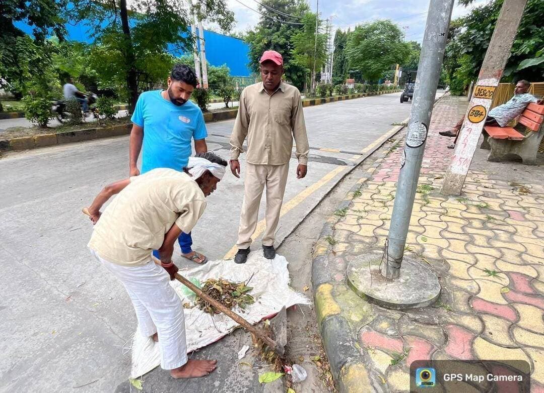 हड़ताल खत्म होते ही निगम ने साफ कराए शहर में लगे कचरे के ढेर
हड़ताल खत्म होने के बाद शहर से सैकड़ों टन कचरा किया साफ
कचरा उठान में लगे 22 ट्रैक्टर ट्रॉलियां, दो जेसीबी व चार लोडर
यमुनानगर। सफाई कर्मचारियों की हड़ताल के चलते बिगड़ी शहर की सफाई व्यवस्था को दोबारा पटरी पर लाने के लिए नगर निगम पूरी तरह एक्शन मोड में नजर आया। हड़ताल खत्म होते ही नगर निगम ने विशेष सफाई अभियान शुरू कर दिया। मेयर सुमन बहमनी और निगम आयुक्त महाबीर प्रसाद के निर्देशों पर निगम के चारों मुख्य सफाई निरीक्षक, सभी सफाई निरीक्षक, सैकड़ों सफाई कर्मचारी, 22 ट्रैक्टर ट्रॉलियां, चार डंपर, दो जेसीबी व चार लोडर सड़कों पर उतरे। शहर के अलग-अलग स्थानों पर लगे कचरे के ढेर साफ किए। वार्ड 1 से 7 तक में मुख्य सफाई निरीक्षक हरजीत सिंह, वार्ड 8 से 15 तक में मुख्य सफाई निरीक्षक गोविंद शर्मा और वार्ड 16 से 22 तक में मुख्य सफाई निरीक्षक अमित कांबोज के नेतृत्व में सफाई कर्मचारियों द्वारा सड़कों, गलियों, चौकों और सार्वजनिक स्थानों से कचरा साफ किया गया। इसके अलावा लोडर व जेसीबी की सहायता से कचरे के ढेर साफ किए गए। मेयर सुमन बहमनी ने अधिकारियों और कर्मचारियों को निर्देश दिए कि शहर की सफाई व्यवस्था को जल्द से जल्द पूरी तरह सामान्य किया जाए।
नगर निगम द्वारा शहर के रेलवे रोड, वर्कशॉप रोड, जगाधरी रोड, मॉडल टाउन समेत विभिन्न स्थानों पर लगे गंदगी के बड़े बड़े ढेर साफ किए। जेसीबी व लोडर की मदद से कचरा ट्रैक्टर ट्रॉलियों व डंपर में लोड कर कचरा प्लांट पहुंचाया। कचरे के ढेर साफ कराने के बाद बदबू मिटाने के लिए चूने का छिड़काव कराया गया।
मेयर सुमन बहमनी ने लोगों से अपील की कि वे खुले में कूड़ा न फेंके। उन्होंने कहा कि शहर को स्वच्छ और सुंदर बनाए रखने में हर नागरिक की जिम्मेदारी है। उन्होंने लोगों से अपील की कि नगर निगम की जो कूड़ा उठाने वाली गाड़ियां नियमित रूप से आती हैं, उसी में कूड़ा डालें और इधर-उधर कूड़ा फेंककर गंदगी न फैलाएं।
नगर निगम आयुक्त महाबीर प्रसाद ने बताया कि शहर के मुख्य बाजारों, सड़कों और संवेदनशील क्षेत्रों में विशेष टीमें लगाई गई हैं और अतिरिक्त मशीनरी की मदद से तेजी से कूड़ा उठाने का कार्य जारी है। आने वाले एक-दो दिनों में सफाई व्यवस्था पूरी तरह सामान्य कर दी जाएगी। आमजन से अपील है कि वे खुले में कचरा न डाले। अपने घर पर की सूखा व गीला कचरा अलग अलग एकत्रित करें और उसे डोर टू डोर आने वाले निगम के वाहन को दें।
--------------
हड़ताल खत्म करवाने में निगम आयुक्त की रही अहम भूमिका -
36 दिन से चल रही सफाई कर्मचारियों की हड़ताल खत्म कराने में यमुनानगर नगर निगम आयुक्त महाबीर प्रसाद की अहम भूमिका रही। नौ सितंबर को कर्मचारी नेता नरेश शास्त्री की यमुनानगर में निगम आयुक्त महाबीर प्रसाद से मुलाकात हुई थी। तब महाबीर प्रसाद ने सीवरेज के खाली पदों पर नियमित भर्ती का प्रस्ताव दिया। साथ ही नरेश शास्त्री की शहरी स्थानीय निकाय मंत्री विपुल गोयल से फोन पर बातचीत करवाई और 10 मितंबर को मंत्री व नरेश शास्त्री की नई दिल्ली में मुलाकात हुई।
इस मुलाकात में काफी हद तक सहमति बन गई थी। गोयल ने इस बारे में सीएम नायब सैनी से बातचीत की और 11 सितंबर को वार्ता के लिए बुला लिया गया। शुक्रवार को चंडीगढ़ में निकाय मंत्री विपुल गोयल और मंत्री कृष्ण कुमार बेदी के साथ कर्मचारी नेताओं की वार्ता हुई। देर शाम करीब चार बजे मुख्यमंत्री नायब सैनी से मुलाकात हुई। जिसमें विभिन्न मांगो पर सहमति बनी। बाद में विभाग के आयुक्त एवं सचिव अशोक कुमार मीणा ने सहमति के लिखित आदेश दिखाए। इसके बाद देर शाम मुख्यमंत्री और दोनों कर्मचारी यूनियनों ने हड़ताल खत्म करने की घोषणा कर दी।
फोटो कैप्शन -
शहर के कचरे का उठान करते निगम के वाहन व कर्मी।
