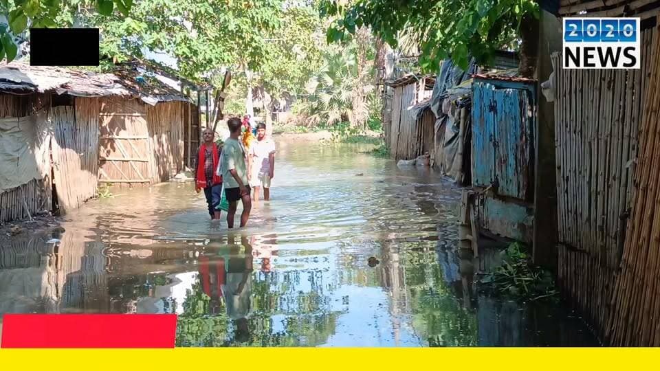 पटना के मनेर स्थित दियारा क्षेत्र में पानी बाढ़ के पानी घटने के बाद भी सड़क मार्ग है डूबी, अब तक कई घरों में घुसे हैं बाढ़ का पानी, हर रोज लोग समस्याओं को झेलकर रोजमर्रा की जिंदगी जीने को है मजबूर. #Submergedfloodwaters #manerSeventysixvillages #patnabihar #DiaraProblem