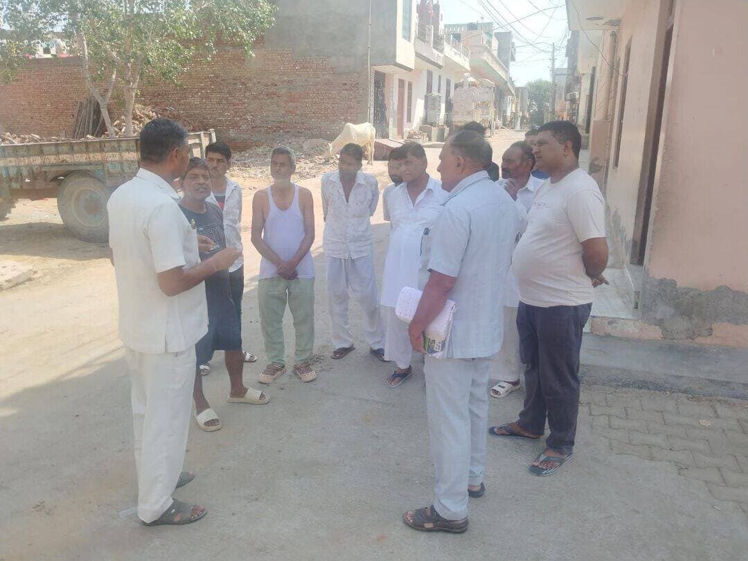*नशे के खिलाफ हिसार पुलिस का जागरूकता अभियान जारी — 220 विद्यार्थियों को दिलाई नशामुक्ति की शपथ, 18 नशा पीड़ितों को उपचार व दवाइयां उपलब्ध करवाई*
हिसार, 12 सितंबर। पुलिस अधीक्षक हिसार श्री सिद्धान्त जैन के सफल नेतृत्व एवं दिशा-निर्देशन में हिसार पुलिस की नशा मुक्ति टीम द्वारा जिले को नशामुक्त बनाने के उद्देश्य से लगातार जागरूकता एवं उपचार अभियान चलाया जा रहा है। इसी कड़ी में थाना मील गेट एवं HTM क्षेत्र के टिब्बा दाना शेर व भारत नगर, वार्ड नंबर 6 में नशे के खिलाफ व्यापक जागरूकता अभियान चलाया गया।
अभियान के दौरान नवभारत सीनियर सेकेंडरी स्कूल, टिब्बा दाना शेर में विद्यालय के प्राचार्य श्री प्रताप सिंह की उपस्थिति में नशा मुक्ति पुलिस टीम से सब इंस्पेक्टर हवा सिंह ने करीब 220 छात्र-छात्राओं को नशे के दुष्प्रभावों के बारे में विस्तार से जानकारी दी। विद्यार्थियों को नशे से दूर रहने तथा पढ़ाई और खेलों में अपना ध्यान केंद्रित कर उज्ज्वल भविष्य बनाने के लिए प्रेरित किया गया।
विद्यार्थियों को साइबर अपराध, महिला अपराध एवं सड़क सुरक्षा के प्रति भी जागरूक करते हुए यातायात नियमों का पालन करने की अपील की गई। कार्यक्रम के दौरान सभी विद्यार्थियों एवं विद्यालय स्टाफ को नशे के खिलाफ शपथ भी दिलाई गई।
इसके अतिरिक्त नशा मुक्ति टीम द्वारा भारत नगर एवं टिब्बा दाना शेर में नुक्कड़ सभाओं का आयोजन कर कॉलोनीवासियों को नशे के कारण होने वाले शारीरिक, मानसिक, सामाजिक एवं आर्थिक नुकसान के बारे में जागरूक किया गया। टीम ने आमजन से अपील की कि वे नशामुक्त समाज के निर्माण में पुलिस का सहयोग करें और युवाओं को नशे की गिरफ्त में आने से बचाने के लिए सामूहिक प्रयास करें। इस दौरान क्षेत्र में नशा बेचने एवं सप्लाई करने वाले व्यक्तियों के संबंध में भी लोगों से जानकारी प्राप्त की गई।
*नशा पीड़ितों को उपचार से जोड़ने पर विशेष जोर*
हिसार पुलिस की नशा मुक्ति टीम द्वारा केवल जागरूकता तक सीमित न रहकर नशा पीड़ितों को उपचार एवं पुनर्वास से जोड़ने के लिए भी लगातार प्रयास किए जा रहे हैं। अभियान के दौरान जिले के 03 नए नशा पीड़ितों की पहचान कर उन्हें नागरिक अस्पताल हिसार में पहली बार आयुर्वेदिक एवं एलोपैथिक दवाइयां उपलब्ध करवाई गईं।
इसके अलावा 10 नशा पीड़ितों को दूसरी बार नागरिक अस्पताल हिसार में आयुर्वेदिक एवं एलोपैथिक दवाइयां दिलवाई गईं तथा उनके ब्लड टेस्ट एवं काउंसलिंग करवाई गई। वहीं, 05 नशा पीड़ितों के घर जाकर नशा मुक्ति पुलिस टीम द्वारा पहली बार आयुर्वेदिक दवाइयां उपलब्ध करवाई गईं।
इस प्रकार अभियान के दौरान कुल 18 नशा पीड़ितों को उपचार, दवाइयां, स्वास्थ्य जांच एवं काउंसलिंग की सुविधा उपलब्ध करवाकर उन्हें नशे की लत से बाहर निकालने की दिशा में प्रयास किया गया।
*एसपी हिसार का संदेश*
पुलिस अधीक्षक श्री सिद्धान्त जैन ने कहा कि नशे के खिलाफ लड़ाई केवल पुलिस की जिम्मेदारी नहीं है, बल्कि इसमें परिवार, शिक्षण संस्थानों, सामाजिक संगठनों और आमजन की सक्रिय भागीदारी बेहद जरूरी है। हिसार पुलिस का उद्देश्य नशा करने वाले युवाओं को अपराधी मानकर उनसे दूरी बनाना नहीं, बल्कि उन्हें उपचार एवं सही मार्गदर्शन के माध्यम से सामान्य जीवन की ओर वापस लाना भी है।
उन्होंने आमजन से अपील की कि नशा तस्करों की सूचना तुरंत पुलिस को दें और अपने आसपास के युवाओं को नशे से दूर रखने में सहयोग करें। नशे के कारोबार में संलिप्त व्यक्तियों के खिलाफ पुलिस द्वारा कानून के तहत सख्त कार्रवाई की जाएगी। पुलिस की प्राथमिकता है कि युवाओं को नशे से बचाकर उन्हें शिक्षा, खेल और सकारात्मक गतिविधियों से जोड़ा जाए।
हिसार पुलिस द्वारा नशामुक्त समाज के निर्माण के लिए जागरूकता, पहचान, उपचार, काउंसलिंग और फॉलोअप की प्रक्रिया को लगातार आगे बढ़ाया जा रहा है।