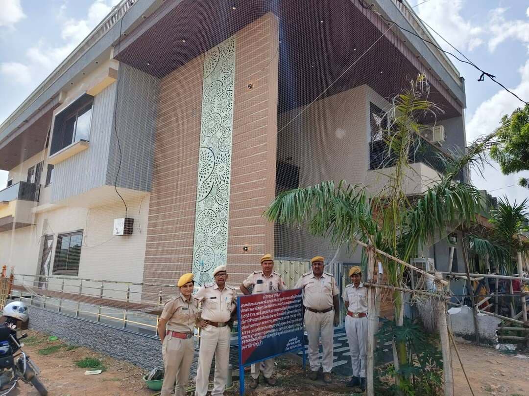 राजस्थान पुलिस का नशा तस्करों पर बड़ा प्रहार: राजस्थान में 73.64 करोड़ रुपये की अवैध संपत्तियां कुर्क व सीज, राजस्थान में 68-एफ के तहत बड़ा एक्शन; 38 मामलों में वित्तीय जब्ती के आदेश जारी
तस्करों की आर्थिक रीढ़ तोड़ने को प्रतिबद्ध पुलिस प्रशासन, डीजीपी बोले– नशीली दवाओं की कमाई से खड़ी हर संपत्ति होगी जब्त
जयपुर 12 सितम्बर। महानिदेशक पुलिस राजस्थान श्री राजीव कुमार शर्मा के कड़े निर्देशों पर प्रदेश भर में मादक पदार्थों की तस्करी करने वाले कुख्यात अपराधियों और नशा माफियाओं के खिलाफ़ बड़ी और ऐतिहासिक कार्रवाई को अंजाम दिया गया है। राजस्थान में एनडीपीएस एक्ट की धारा 68-एफ (सफेमा) के तहत चलाए जा रहे विशेष अभियान के तहत राज्य पुलिस ने नशा तस्करों द्वारा अवैध कमाई से खड़ी की गई कुल 73 करोड़ 64 लाख 64 हजार 948 रुपये की चल और अचल संपत्तियों को कुर्क, फ्रीज व सीज करने में सफलता हासिल की है।
महानिदेशक पुलिस श्री राजीव कुमार शर्मा ने स्पष्ट किया है कि राज्य में नशे के काले कारोबार को जड़ से उखाड़ने के लिए तस्करों के वित्तीय नेटवर्क और उनकी आर्थिक रीढ़ को पूरी तरह से ध्वस्त करना पुलिस की सर्वोच्च प्राथमिकता है।
*38 इस्तगासों पर कुर्की के आदेश स्वीकृत*
एएनटीएफ के आईजी विकास कुमार ने बताया कि प्रदेश भर के विभिन्न जिलों में आदतन और कुख्यात तस्करों के खिलाफ कुल 63 इस्तगासे तैयार कर सक्षम प्राधिकारी को भेजे गए थे। पुलिस मुख्यालय के स्तर से की गई निरंतर मॉनिटरिंग के परिणामस्वरूप इनमें से 38 इस्तगासों पर सक्षम स्तर से कुर्की और जब्ती के अंतिम आदेश स्वीकृत किए जा चुके हैं, जबकि 25 मामलों में प्राधिकार स्तर पर विधिक प्रक्रिया अंतिम चरण में है।
*तस्करों के मकान से लेकर गाड़ियों और जमीन तक पर कार्रवाई*
आईजी विकास कुमार ने बताया कि धारा 68-एफ के तहत पुलिस ने मादक पदार्थों के कारोबार से अर्जित अथवा उससे जुड़ी संदिग्ध संपत्तियों को चिन्हित कर मकान, निर्माणाधीन दुकान, कृषि भूमि, आवासीय भूखंड, कार, पिकअप, ट्रैक्टर और मोटरसाइकिल सहित विभिन्न परिसंपत्तियों पर कार्रवाई की है।
*करोड़ों की संपत्ति पर चला 68-एफ का शिकंजा*
इस राज्य स्तरीय कार्रवाई के तहत चित्तौड़गढ़, झालावाड़, बारां, प्रतापगढ़, जोधपुर ग्रामीण, नागौर और बीकानेर सहित कई जिलों में तस्करों द्वारा अपराध की कमाई से बनाए गए आलीशान बंगलों, निर्माणाधीन परिसरों, कृषि भूमियों और लग्जरी गाड़ियों पर कड़ा शिकंजा कसा गया है।
*चित्तौड़गढ़ जिला: 20.35 करोड़ रुपये की जब्ती*
चित्तौड़गढ़ जिले में पुलिस ने 68-एफ के तहत सबसे बड़ी कार्रवाई करते हुए स्वीकृत इस्तगासों के तहत 20,35,40,783 रुपये की संपत्तियां सीज की हैं। इसमें गंगरार निवासी तस्कर राहुल बंजारा की 18,79,83,324 रुपये की संपत्ति, कमलेश गुर्जर की 46,44,876 रुपये, बाल किशन धाकड़ की 46,23,558 रुपये, रामेश्वर लाल अहीर की 29,58,481 रुपये, मोहम्मद उस्मान की 28,00,000 रुपये, रतनलाल जाट की 22,79,767 रुपये और सुरेश चंद्र जाट की 12,30,778 रुपये की चल-अचल संपत्तियों की कुर्की सक्षम स्तर से स्वीकृत की जा चुकी है।
*बारां जिला: 18.48 करोड़ रुपये की संपत्तियां सीज*
बारां जिले में नशा तस्करों द्वारा बनाई गई काली कमाई पर पुलिस का कड़ा शिकंजा कसा है। यहां राजाराम मीणा व रामगोपाल की 5,83,00,000 रुपये, दिनेश मीणा व सुरेंद्र की 5,83,00,000 रुपये, किशोर कुमार की 5,82,00,000 रुपये, बीरमचंद की 60,26,526 रुपये तथा विशाल सांसी व बल्लू सांसी की 40,30,000 रुपये की फ्रीज की गई संपत्तियों (इस्तगासे में अनुमानित मूल्य 1.10 करोड़ रुपये) के इस्तगासे सक्षम प्राधिकारी से स्वीकृत हो चुके हैं।
*झालावाड़ जिला: 12.65 करोड़ की अवैध संपत्ति पर प्रहार*
झालावाड़ जिले में 68-एफ के तहत 9 अपराधियों की अवैध संपत्तियों की जब्ती स्वीकृत की गई है। इसमें मुख्य रूप से बबलू तंवर की 5,59,07,389 रुपये, नरेंद्र सिंह की 1,81,80,882 रुपये, मोहन लाल तंवर की 1,13,97,482 रुपये, सुगनचंद तंवर की 1,02,59,184 रुपये, गनी मोहम्मद की 86,16,440 रुपये, पांचूलाल मीणा की 70,94,487 रुपये, दिनेश सिंह की 66,41,424 रुपये, प्रभूलाल तंवर की 45,45,063 रुपये और रामलाल तंवर की 14,64,740 रुपये की संपत्तियों पर जब्ती के आदेश जारी हो चुके हैं।
*प्रतापगढ़ जिला: स्वीकृत मामलों में 8.24 करोड़ रुपये के आलीशान बंगले व वाहन जब्त*
प्रतापगढ़ जिले में सक्षम प्राधिकारी द्वारा स्वीकृत इस्तगासों के तहत पुलिस ने बड़ी कार्रवाई की है। इनमें शाहजेब उर्फ बल्ला का नवनिर्मित मकान, पोल्ट्री फॉर्म व गाड़ियां (2,10,00,000) रुपये, भुरालाल लबाना (1,65,00,000 रुपये), शेफुल्ला शेख (1,55,00,000 रुपये), असद इकबाल (75,00,000 रुपये), नारायण मीणा (70,00,000 रुपये), अकबर खान (50,00,000 रुपये), शाहरुख खान (43,31,365 रुपये), दिलावर खान (31,18,707 रुपये) और नऊम खान (20,00,000 रुपये) की संपत्तियों की कुर्की पर मुहर लग चुकी है।
*नागौर, जोधपुर ग्रामीण व हनुमानगढ़: 3.05 करोड़ की संपत्तियां कुर्क*
नागौर जिले में आरोपी भोपालराम विश्नोई के दो मकानों, दुकान व वाहनों सहित कुल 1,14,09,908 रुपये की संपत्ति की कुर्की स्वीकृत हुई है। जोधपुर ग्रामीण में अनिल विश्नोई की 26 बीघा जमीन व 2 वाहनों कुल मूल्य 1,10,00,000 रुपये की जब्ती स्वीकृत की गई है। हनुमानगढ़ जिले में आरोपी स्वराज उर्फ शिवराज की 81,61,400 रुपये की संपत्ति सीज की गई है।
*जालौर, उदयपुर, भीलवाड़ा व जोधपुर पूर्व: स्वीकृत जब्ती का विवरण*
जालौर जिले में धोलाराम उर्फ धरिंद्र कुमार की 37,73,124 रुपये और राकेश कुमार विश्नोई की 13,09,800 रुपये की संपत्ति जब्ती स्वीकृत हुई है। उदयपुर जिले में विपिन गिरी गोस्वामी की 26,00,000 रुपये की संपत्ति, भीलवाड़ा के लाभचंद उर्फ लाभू धाकड़ की 50,00,000 रुपये मूल्य की भूमि व ट्रैक्टर तथा जोधपुर पूर्व के रमेश विश्नोई की 15,00,000 रुपये की स्कॉर्पियो गाड़ी की कुर्की के आदेश सक्षम स्तर से स्वीकृत हो चुके हैं।
*अपराधियों को डीजीपी की सख्त चेतावनी*
डीजीपी श्री राजीव कुमार शर्मा ने पुलिस अधिकारियों को सख्त हिदायत दी है कि नशीले पदार्थों के कारोबार में लिप्त किसी भी अपराधी को बख्शा न जाए। उन्होंने कहा कि एनडीपीएस एक्ट की धारा 68-एफ के तहत यह सख्त कार्रवाई आगे भी निरंतर जारी रहेगी। उन्होंने राज्य के नागरिकों से भी अपील की है कि वे अपने आस-पास नशे के अवैध कारोबार की सूचना बेझिझक पुलिस को दें, ताकि नशा मुक्त राजस्थान के संकल्प को पूर्ण रूप से साकार किया जा सके।
*एएनटीएफ खंगाल रही है नशा तस्करों की कुंडली*
आईजी विकास कुमार ने बताया कि राजस्थान में नशा तस्करों पर प्रभावी कार्रवाई करने की दृष्टि से एएनटीएफ द्वारा विशेष अभियान चलाते हुए नशा तस्करों की कुंडली को खंगाला जा रहा है और सूची तैयार कर संबंधित जिला पुलिस अधीक्षकों को कार्रवाई के निर्देश दिए जा रहे हैं । उन्होंने यह भी बताया कि व्यापारिक प्रकृति के प्रकरणों में भी प्रभावी कार्रवाई की जा रही है, दूसरी तरफ प्रत्येक जिले में नशे के विरुद्ध प्रभावी कार्रवाई के लिए एसपी कार्यालय में विशेष शाखा का भी गठन किया जा रहा है।
-----------