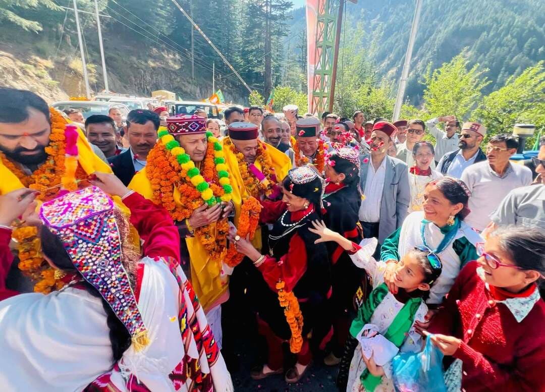 राज्यसभा सांसद डॉ. सिकंदर कुमार ने जनजातीय क्षेत्र पांगी की ग्राम पंचायत शौर को लिया गोद
पंचायत के समग्र एवं संतुलित विकास का संकल्प, खेल मैदान से लेकर लाइब्रेरी, कम्युनिटी हॉल, जिम और सोलर लाइट, हेलीपैड जैसी सुविधाओं को किया जाएगा सुदृढ़
पांगी/चंबा।
जनजातीय क्षेत्र पांगी की ग्राम पंचायत शौर के लिए एक महत्वपूर्ण एवं विकासोन्मुख पहल करते हुए राज्यसभा सांसद डॉ. सिकंदर कुमार जी ने ग्राम पंचायत शौर को गोद लेने की घोषणा की। इस अवसर पर आयोजित भव्य स्वागत एवं अभिनंदन कार्यक्रम में क्षेत्र के हजारों लोगों ने उत्साहपूर्वक भाग लिया और राज्यसभा सांसद का गर्मजोशी से स्वागत किया।
कार्यक्रम के दौरान जनजातीय क्षेत्र को विकास की नई दिशा देने तथा क्षेत्र में उपलब्ध मूलभूत सुविधाओं को और अधिक सुदृढ़ करने का संकल्प लिया गया। राज्यसभा सांसद डॉ. सिकंदर कुमार ने कहा कि जनजातीय क्षेत्र की पंचायत को गोद लेने का उद्देश्य केवल आधारभूत ढांचे का विकास करना नहीं, बल्कि क्षेत्र के लोगों को बेहतर सुविधाएं उपलब्ध करवाते हुए समग्र, संतुलित और दीर्घकालिक विकास सुनिश्चित करना है।
उन्होंने कहा कि पंचायत में खेल मैदान, जिम, लाइब्रेरी, कम्युनिटी हॉल तथा सोलर लाइट, श्मशान घाट, हेलीपैड सहित विभिन्न आवश्यक सुविधाओं को सुदृढ़ करने की दिशा में कार्य किया जाएगा। इसके साथ ही क्षेत्र की भौगोलिक एवं कृषि परिस्थितियों को ध्यान में रखते हुए जैविक खेती को बढ़ावा देने और उसका विस्तार करने पर भी विशेष ध्यान दिया जाएगा, ताकि स्थानीय किसानों को आधुनिक एवं टिकाऊ कृषि पद्धतियों से जोड़ा जा सके तथा उनकी आय के अवसरों में वृद्धि हो।
डॉ. सिकंदर कुमार ने कहा कि जनजातीय क्षेत्रों का विकास देश के यशस्वी प्रधानमंत्री श्री नरेंद्र मोदी जी के विकसित भारत 2047 की प्राथमिकताओं में शामिल है। उन्होंने कहा स्थानीय आवश्यकताओं और जनता की अपेक्षाओं के अनुरूप विकास योजनाओं को आगे बढ़ाया जाएगा तथा क्षेत्र के सर्वांगीण विकास के लिए हर आवश्यक प्रयास किए जाएंगे।
इस अवसर पर जनजातीय क्षेत्र पांगी भरमौर के विधायक डॉ जनक राज जी भी विशेष रूप से उपस्थित रहे। उन्होंने क्षेत्र के विकास के लिए इस पहल को महत्वपूर्ण बताते हुए कहा कि जनजातीय क्षेत्र में मूलभूत सुविधाओं को मजबूत करने से ग्रामीणों को बेहतर जीवन-स्तर उपलब्ध होगा और क्षेत्र के विकास को नई गति मिलेगी।
कार्यक्रम में भारतीय जनता पार्टी के प्रदेश सचिव एवं जनजातीय क्षेत्र पांगी से संबंध रखने वाले तिलक राज शर्मा उपस्थित रहे उन्होंने कहा कि जनजातीय क्षेत्र के लोगों को मूलभूत सुविधाएं मिलनी चाहिए ताकि यह लोग भी देश की मुख्य धारा से जुड़कर आगे बढ़ सके उन्होंने राज्यसभा सांसद डॉक्टर सिकंदर कुमार जी का धन्यवाद करते हुए कहा की जनजातीय क्षेत्र की पंचायत को गोद लेना हमारे लिए गर्व का विषय है तिलक राज शर्मा ने कहा की पूर्व में भी अपने राज्यसभा मैं जनजातीय क्षेत्र के अनेकों मुद्दे जैसे सड़क बिजली और टनल को प्रभावी तरीके से उठाने का कार्य किया
कार्यक्रम में भाजपा अनुसूचित जनजाति मोर्चा के प्रदेश अध्यक्ष सुनील नेगी जी भी उपस्थित रहे। उन्होंने भी जनजातीय क्षेत्र के विकास के लिए किए जा रहे प्रयासों का स्वागत करते हुए जनजातीय क्षेत्र के सर्वांगीण विकास के लिए सहयोग का विश्वास दिलाया।
इस भव्य आयोजन में पंचायत प्रतिनिधियों, स्थानीय जनप्रतिनिधियों, भाजपा पदाधिकारियों, सामाजिक कार्यकर्ताओं, विभिन्न संस्थाओं के प्रतिनिधियों तथा बड़ी संख्या में स्थानीय ग्रामीणों ने भाग लिया। हजारों लोगों की उपस्थिति ने कार्यक्रम को विशेष रूप से ऐतिहासिक एवं यादगार बना दिया।
ग्राम पंचायत शौर के पंचायत प्रधान दयाराम शर्मा जी ने राज्यसभा सांसद डॉ. सिकंदर कुमार सहित सभी गणमान्य अतिथियों का स्वागत करते हुए पंचायत की ओर से आभार व्यक्त किया। उन्होंने कहा कि पंचायत को गोद लिया जाना क्षेत्रवासियों के लिए गौरव और विकास की नई उम्मीद का विषय है। उन्होंने विश्वास जताया कि सांसद के मार्गदर्शन एवं सहयोग से पंचायत में विकास कार्यों को नई गति मिलेगी और जनजातीय क्षेत्र के लोगों को बेहतर सुविधाएं उपलब्ध होंगी।
कार्यक्रम के दौरान उपस्थित ग्रामीणों ने भी राज्यसभा सांसद द्वारा ग्राम पंचायत शौर को गोद लिए जाने की पहल का स्वागत किया और इसे क्षेत्र के विकास के लिए एक महत्वपूर्ण एवं दूरगामी कदम बताया।
ग्राम पंचायत शौर को गोद लिए जाने की यह पहल जनजातीय क्षेत्र में विकास, आत्मनिर्भरता, बेहतर आधारभूत सुविधाओं और स्थानीय संसाधनों के प्रभावी उपयोग की दिशा में एक महत्वपूर्ण कदम के रूप में देखी जा रही है।