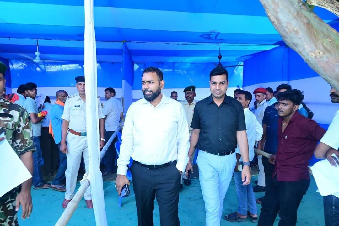 आज दिनांक 12.09.2026 को राष्ट्रीय लोक अदालत अंतर्गत ट्रैफिक चालान का एकमुश्त निपटान के लिए मोतिहारी स्थित महात्मा गांधी प्रेक्षागृह में आयोजित विशेष व्यवस्था का जिलाधिकारी श्री सौरभ सुमन यादव के द्वारा जिला व्यवहार न्यायालय मोतिहारी के न्यायाधीशगण के साथ निरीक्षण किया गया। यहां पर यातायात चालान के निपटान के लिए 24 विशेष काउंटर बनाए गए हैं, जहाँ संबंधित व्यक्ति अपने चालान का निपटारा आसानी से करा सकते हैं। इस अवसर पर जिलाधिकारी ने कहा कि यह अवसर अपने पुराने चालान एवं लंबित मामलों को सरल, शीघ्र और सौहार्दपूर्ण तरीके से समाप्त कराने का है।
इस अवसर पर जिला परिवहन पदाधिकारी एवं सदर अनुमंडल पदाधिकारी मोतिहारी भी उपस्थित थे।
Information & Public Relations Department, Government of Bihar