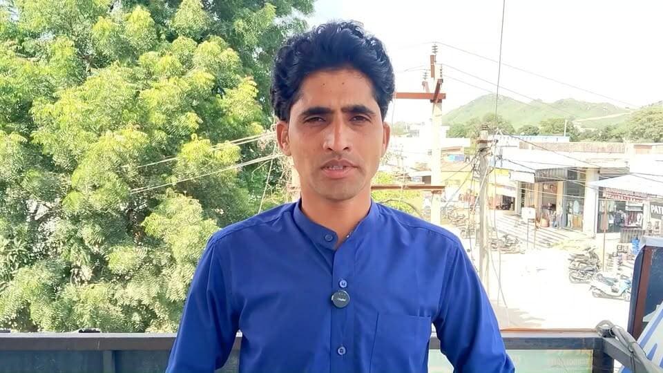 मेनार। ग्राम पंचायत मेनार भवन के सामने आयोजित राम रसोड़े का दो दिवसीय कार्यक्रम विशाल भजन संध्या, धर्मसभा और शोभायात्रा के साथ संपन्न हुआ। कार्यक्रम के दौरान बड़ी संख्या में श्रद्धालुओं ने भाग लिया और बाबा रामदेव जी के भजनों पर भक्त देर रात तक झूमते नजर आए
#udaipur#todaynews