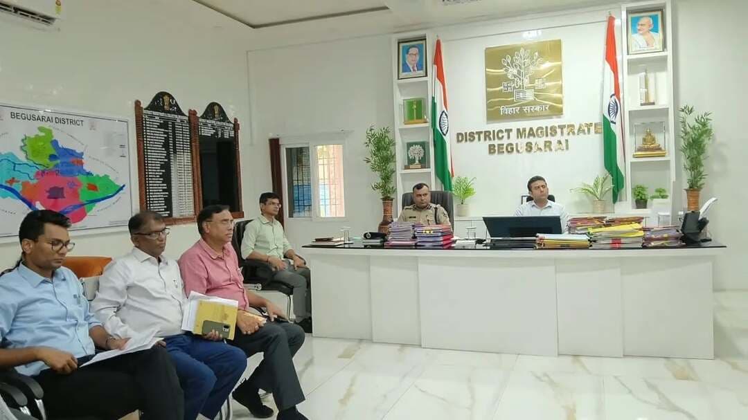 बेगूसराय जिला स्थापना दिवस 2026 एवं राष्ट्रकवि रामधारी सिंह ‘दिनकर’ जयंती समारोह के सफल एवं गरिमापूर्ण आयोजन को लेकर जिला पदाधिकारी श्री रिची पांडेय की अध्यक्षता में समाहरणालय में बैठक आयोजित की गई।
बैठक में समारोह की रूपरेखा, कार्यक्रम स्थल, साफ-सफाई, सुरक्षा, यातायात, विद्युत, पेयजल, मंच एवं सांस्कृतिक कार्यक्रमों सहित विभिन्न व्यवस्थाओं की समीक्षा की गई।
जिला पदाधिकारी ने संबंधित पदाधिकारियों को आपसी समन्वय के साथ सभी तैयारियां समयबद्ध रूप से पूर्ण करने का निर्देश दिया।
IPRD Bihar
Department of Art and Culture , Gov. Of Bihar
#begusarai