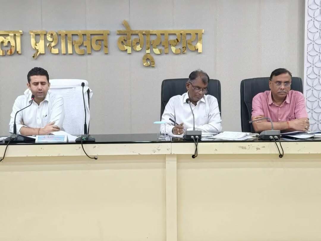 जिला पदाधिकारी, बेगूसराय श्री रिची पाण्डेय की अध्यक्षता में शनिवार को समाहरणालय स्थित कारगिल विजय सभा भवन में राजस्व समन्वय की बैठक आयोजित की गई।
बैठक में जिले में राजस्व से संबंधित कार्यों की प्रगति एवं विभिन्न विभागों के बीच समन्वय से जुड़े विषयों पर चर्चा की गई।
इस अवसर पर अपर समाहर्ता श्री बृज किशोर चौधरी, नगर आयुक्त, नगर निगम बेगूसराय श्री सोमेश बहादुर माथुर सहित संबंधित विभागों के पदाधिकारी उपस्थित थे।
IPRD Bihar
#begusarai