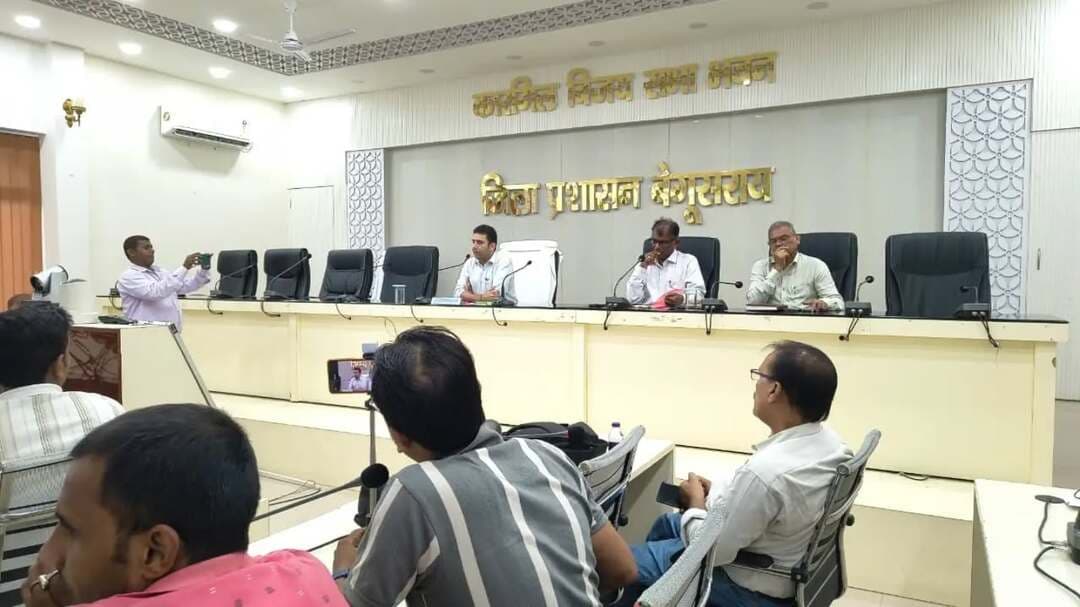 बाढ़ की वर्तमान स्थिति एवं राहत-बचाव कार्यों को लेकर जिला पदाधिकारी, बेगूसराय श्री रिची पांडेय द्वारा समाहरणालय स्थित कारगिल विजय सभा भवन में प्रेस वार्ता की गई।
उन्होंने बताया कि जिले में बाढ़ का पानी धीरे-धीरे घट रहा है तथा प्रभावित क्षेत्रों में राहत एवं बचाव कार्य लगातार जारी हैं। प्रभावित लोगों के लिए सामुदायिक रसोई, नाव, चिकित्सा शिविर, बोट एम्बुलेंस एवं पशु चिकित्सा सेवाएं संचालित की जा रही हैं। साथ ही, बाढ़ के बाद संभावित संक्रमण एवं जलजनित बीमारियों की रोकथाम के लिए ब्लीचिंग पाउडर का छिड़काव, फॉगिंग एवं स्वच्छता कार्यों पर विशेष ध्यान दिया जा रहा है।
जिला पदाधिकारी ने कहा कि जिला प्रशासन बाढ़ प्रभावित लोगों को हर संभव सहायता उपलब्ध कराने के लिए पूरी तरह प्रतिबद्ध है।
IPRD Bihar
#begusarai