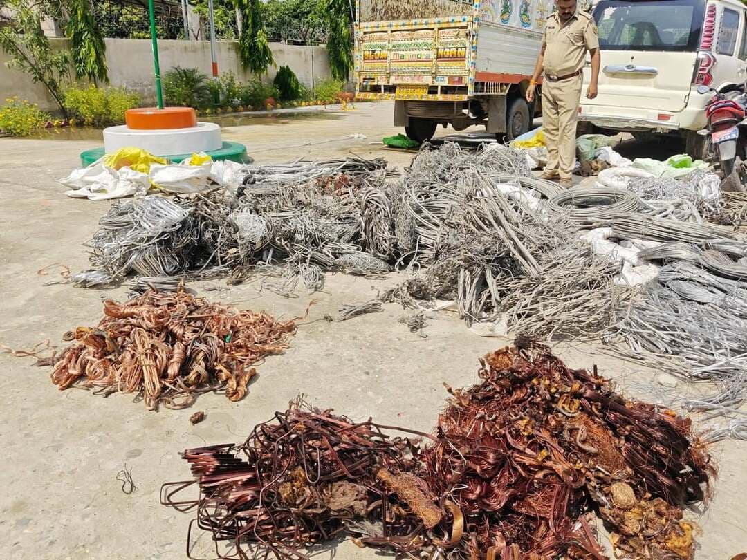 बिजली तार और ट्रांसफार्मर चोरी गिरोह का भंडाफोड़, 6 गिरफ्तार; 20 कांडों का खुलासा
मुजफ्फरपुर पुलिस ने बिजली तार एवं ट्रांसफार्मर चोरी की घटनाओं का खुलासा करते हुए छह आरोपितों को गिरफ्तार किया है। गिरफ्तार अपराधियों की निशानदेही और पूछताछ के आधार पर जिले के विभिन्न थानों में दर्ज कुल 20 कांडों का उद्भेदन किया गया है।
वरीय पुलिस अधीक्षक के निर्देश पर पुलिस अधीक्षक ग्रामीण के पर्यवेक्षण तथा पूर्वी-1 और पश्चिमी-1 अनुमंडल पुलिस पदाधिकारियों के नेतृत्व में विशेष टीम का गठन किया गया था। टीम में पानापुर ओपी (मीनापुर) थाना पुलिस को भी शामिल किया गया।
पुलिस ने 11 सितंबर को तकनीकी और मानवीय सूचना के आधार पर कार्रवाई करते हुए चांदनी चौक स्थित एक कबाड़ दुकान पर छापेमारी की। वहां से चोरी के सामान के साथ छह आरोपितों को गिरफ्तार किया गया। गिरफ्तार आरोपितों में कांटी निवासी मोहम्मद छोटू, मोहम्मद अफरोज, प्रमोद साह और अजय कुमार, मोतीपुर निवासी बागेंद्र पासवान तथा बोचहां निवासी आदित्य कुमार शामिल हैं।
पूछताछ के दौरान आरोपितों ने विभिन्न थानों में दर्ज बिजली तार और ट्रांसफार्मर चोरी के 20 मामलों में अपनी संलिप्तता स्वीकार की है। इनमें पानापुर ओपी (मीनापुर), कांटी, पानापुर करियात और कथैया थाना क्षेत्र के कई मामले शामिल हैं।
पुलिस के अनुसार पानापुर ओपी कांड संख्या 196/26, 320/26, 344/26 और 397/26, कांटी थाना के कई कांड, पानापुर करियात थाना के चार कांड तथा कथैया थाना के तीन कांडों का खुलासा हुआ है। पुलिस आगे की कार्रवाई में जुटी हुई है।