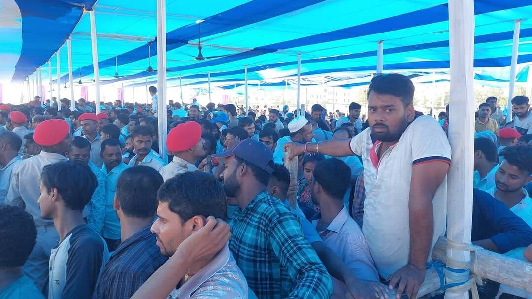 मुजफ्फरपुर के सिकंदरपुर स्थित पंडित जवाहरलाल नेहरू स्टेडियम में शनिवार को आयोजित राष्ट्रीय लोक अदालत में ट्रैफिक नियमों के उल्लंघन से जुड़े लंबित चालानों के निपटारे के लिए वाहन मालिकों की भारी भीड़ उमड़ी। लंबे समय से लंबित चालानों का निष्पादन कराने को लेकर लोगों में खासा उत्साह देखने को मिला।
सुबह से ही स्टेडियम परिसर में चालान जमा करने और मामलों के निपटारे के लिए लोगों की लंबी कतारें लगी रहीं। लोक अदालत के दौरान निर्धारित प्रक्रिया के तहत मामलों की सुनवाई और निपटारा किया गया।
आयोजकों के अनुसार अब तक कुल 953 वाहनों से संबंधित 3113 लंबित ट्रैफिक चालानों का सफलतापूर्वक निपटारा किया जा चुका है। इन चालानों के निष्पादन से प्रशासन को करीब 25 लाख रुपये के राजस्व की प्राप्ति हुई है।
अधिकारियों ने बताया कि राष्ट्रीय लोक अदालत का उद्देश्य लोगों को त्वरित और सरल न्याय उपलब्ध कराना है। साथ ही लंबित मामलों के बोझ को कम करने में भी यह पहल प्रभावी साबित हो रही है। ट्रैफिक चालानों के निपटारे के लिए बड़ी संख्या में लोगों की भागीदारी इस बात का संकेत है कि वाहन मालिक ऐसे अवसरों का लाभ उठाकर अपने लंबित मामलों का समाधान चाहते हैं।