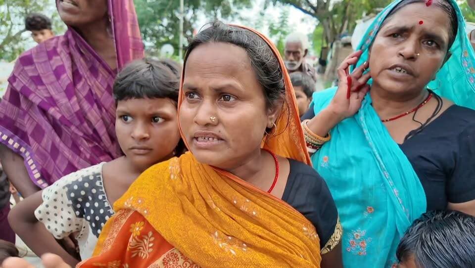 🚨 मटिहानी में ‘पर्चा’ मिला 3 बार, फिर भी जमीन नहीं!
बांध पर बसे लोगों का बड़ा आरोप—“दोनों विधायकों ने हमें ठगा” 😡
आखिर पर्चा मिलने के बाद भी जमीन क्यों नहीं मिली?
#मटिहानी #बेगूसराय #बिहार #बांधपरबसेलोग #जमीनकावादा #जनताकाआरोप #विधायकपरआरोप #पर्चामिला #जमीननहींमिली #BegusaraiNews #MatihaniNews #BiharNews #BreakingNews #ViralNews #BegusaraiSamachar