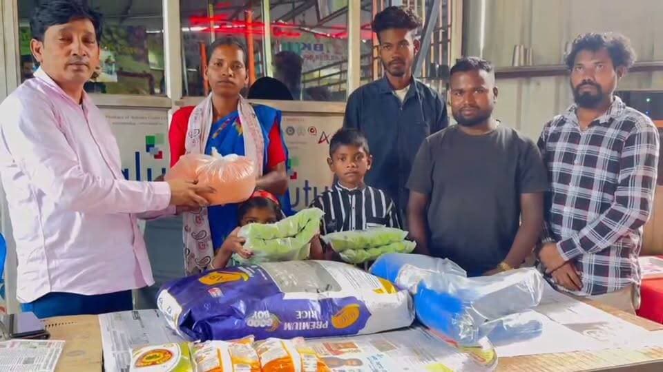 मदद की आस लगाए दो बच्चों के साथ 20 किलोमीटर दूर पहुंची महिला। भरत प्रसाद ने दिया मदद