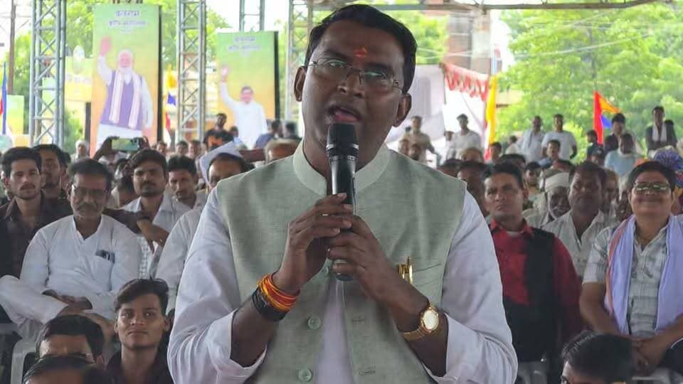 छतरपुर प्रदेश स्तरीय बलराम कृषि महोत्सव में वर्चुअल रूप से जुड़े सीएम डॉक्टर मोहन यादव जिले के पांच प्रगतिशील किसानों से किया संवाद, किसानों को आय बढ़ाने के लिए किया प्रेरित, कृषि उपज मंडी प्रांगण में कार्यक्रम आयोजित, जनप्रतिनिधि,नेता,कर्मचारी अधिकारी रहे मौजूद सीएम ने चंदला विधायक वन एवं पर्यावरण राज्यमंत्री दिलीप अहिरवार से किया संवाद सुने क्या बोले मंत्री