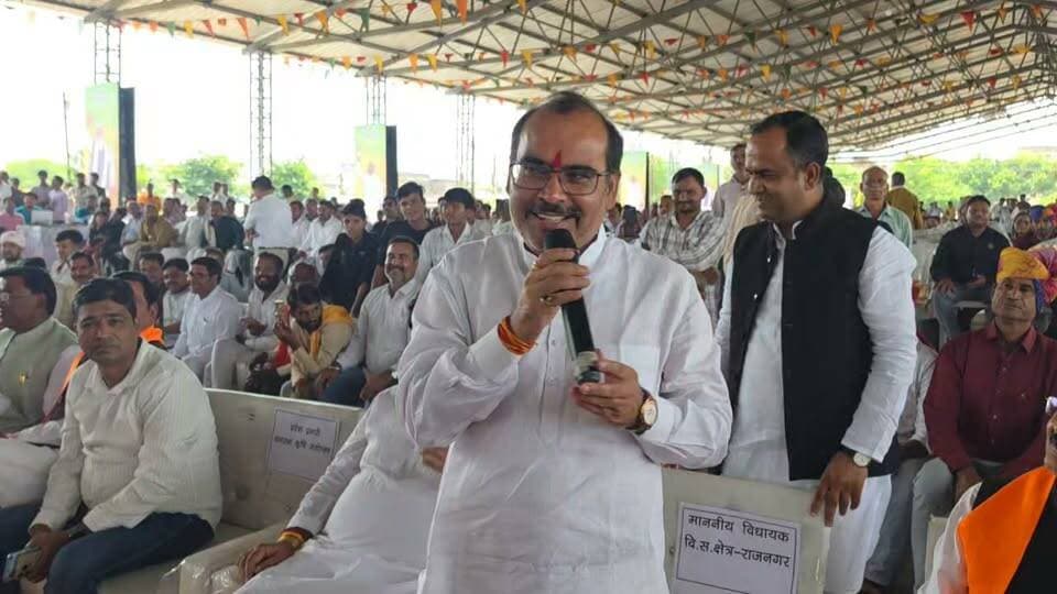 छतरपुर प्रदेश स्तरीय बलराम कृषि महोत्सव में वर्चुअल रूप से जुड़े सीएम डॉक्टर मोहन यादव जिले के पांच प्रगतिशील किसानों से किया संवाद, किसानों को आय बढ़ाने के लिए किया प्रेरित, कृषि उपज मंडी प्रांगण में कार्यक्रम आयोजित, जनप्रतिनिधि,नेता,कर्मचारी अधिकारी रहे मौजूद सीएम ने राजनगर विधायक Arvind Pateriya से किया संवाद सुने क्या बोले विधायक
