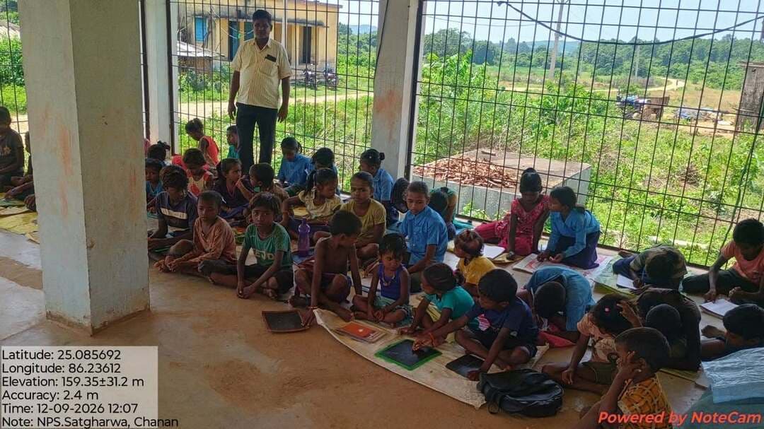 उग्रवाद प्रभावित जनजाति क्षेत्र विकास के तहत अस्थाई स्कूल प्रारंभ किया जाना।
चानन प्रखंड के भलुई पंचायत के महाजनमा ग्राम जहां कल जिलाधिकारी महोदय के द्वारा भ्रमण किया गया और ये जानकर कि वहां से स्कूल जाने का रास्ता बरसात में कट गया है, जिसके चलते बच्चे स्कूल नहीं जा रहे वहां उपस्थित जिला शिक्षा पदाधिकारी को तुरंत दो शिक्षक से स्कूल प्रारंभ करने का निर्देश दिया गया।
आज से वहां तत्काल अस्थाई स्कूल प्रारंभ कर दी गई। इसको लेकर जनजाति परिवार में काफी खुशी और उत्साह है और जिला प्रशासन और शिक्षा विभाग के प्रति आभार व्यक्त किया गया है।
जिला पदाधिकारी के नेतृत्व में उप विकास आयुक्त द्वारा बच्चों को पढ़ने को प्रेरित किया गया। जिला पदाधिकारी द्वारा इसके बाद राष्ट्रीय गीत भी ग्रामीणों एवं बच्चों के साथ गाते हुए मुख्य धारा से जुड़ने का शुभारम्भ किया गया।
विदित हो कि इस गांव में पेयजल की सुविधा phed के द्वारा दी गई है, फिर हर्बल नर्सरी एवं हर्बल गार्डन का विकास किया गया और bsnl मोबाइल हेतु सतघरवा में जमीन चिन्हित की गई, कृषि यंत्रों के लिए पहले निबंधन और अब आवेदन कराया गया, सड़क से जोड़ने हेतु RWD को पत्र दिया गया और यहां के प्राकृतिक सौंदर्य को देखते हुए बिहार दर्शन से जोड़ने हेतु पहाड़ी मार्ग बनाने आदि के कार्य किए जा रहे हैं।
गांव में आज स्कूल भी अस्थाई तौर पर खोल दिया गया है जिसकी सूचना जिला शिक्षा पदाधिकारी द्वारा दी गई है। जिला पदाधिकारी द्वारा उन्हें प्रतिदिन निगरानी करने का भी और पोषण से जोड़ने का भी निर्देश दिया गया तथा स्थाई समाधान भी करने का निर्देश दिया गया है।