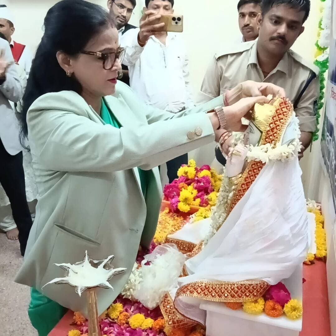 नेशनल लोक अदालत में मुरैना कुटुम्ब न्यायालय का सुखद फैसला। कुल 60 पारिवारिक मामलों का निपटारा हुआ, जिनमें 24 मामलों में पति-पत्नी के बीच सुलह कराई गई। समझाइश के बाद अलग रह रहे दंपति खुशी-खुशी साथ घर लौटे। इस दौरान उन्हें माला पहनाकर पौधा भेंट किया गया, जिससे आपसी प्रेम और सौहार्द का संदेश दिया गया।